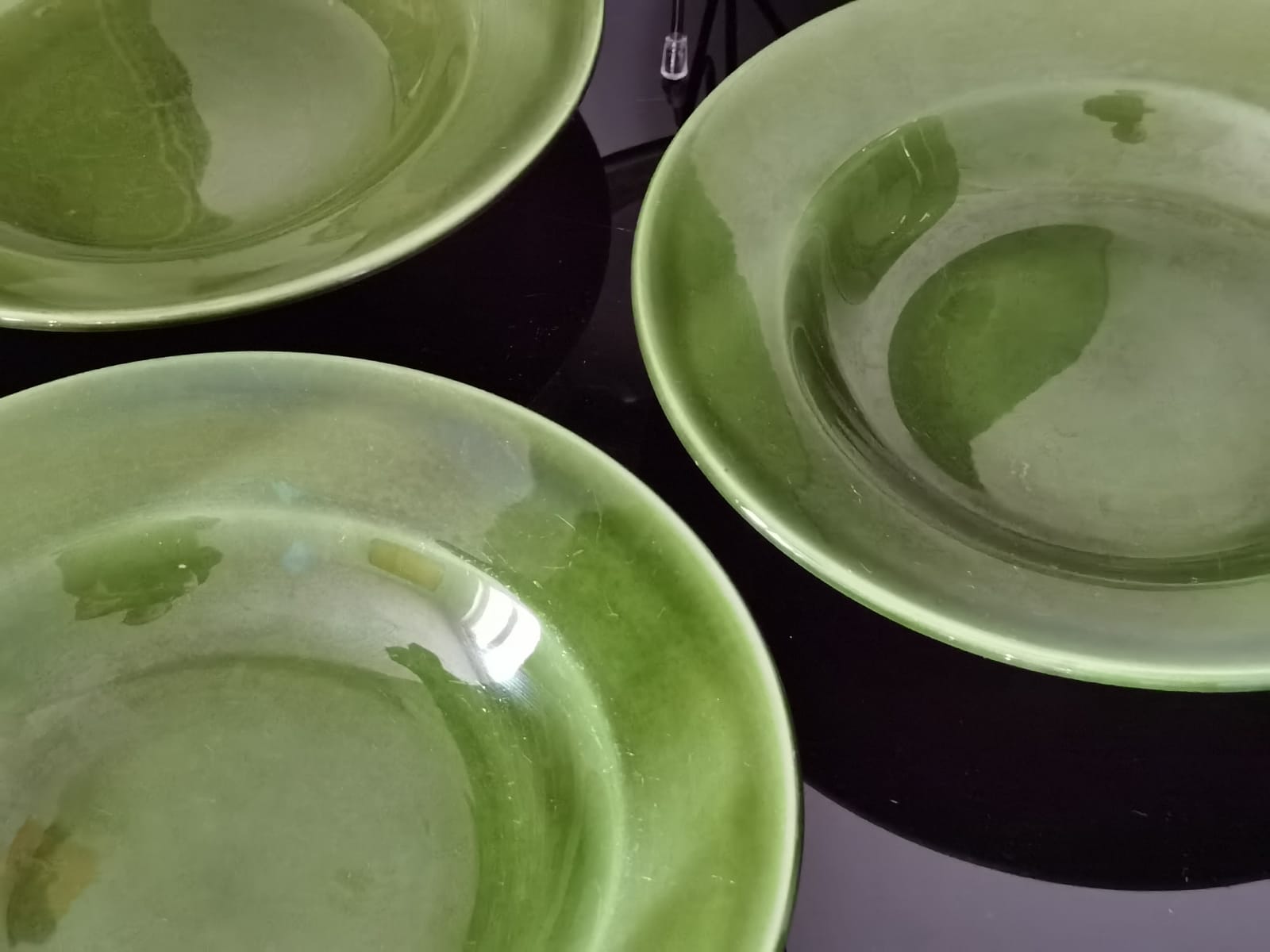 Hollow plates in glazed glazed ceramic green