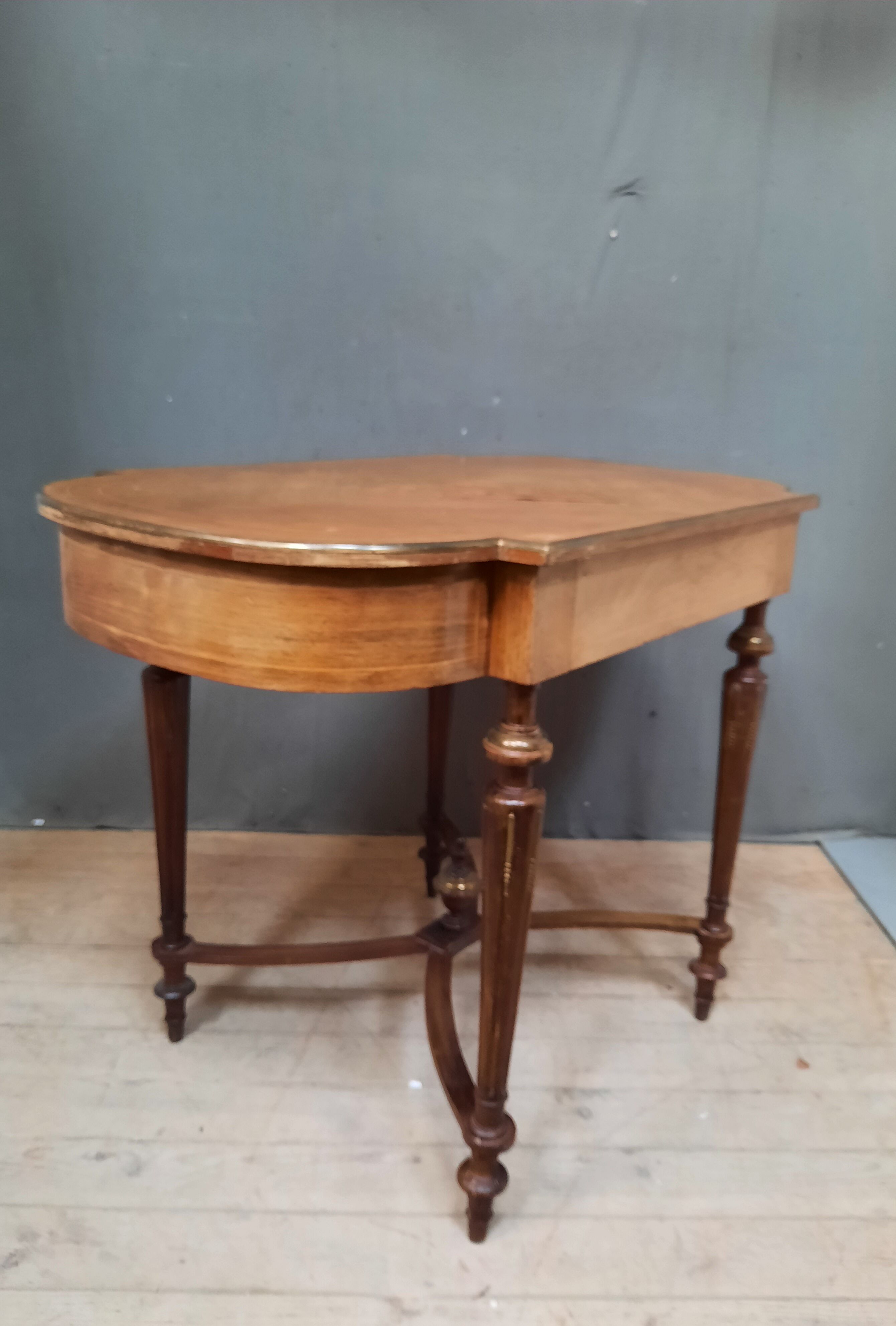 Table of the 19th place marquettety of flowers