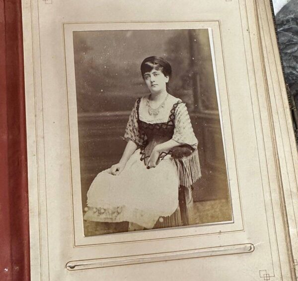 Collection de 39 photographies de cantatrices, actrices et gymnastes entre 1870 et 1880