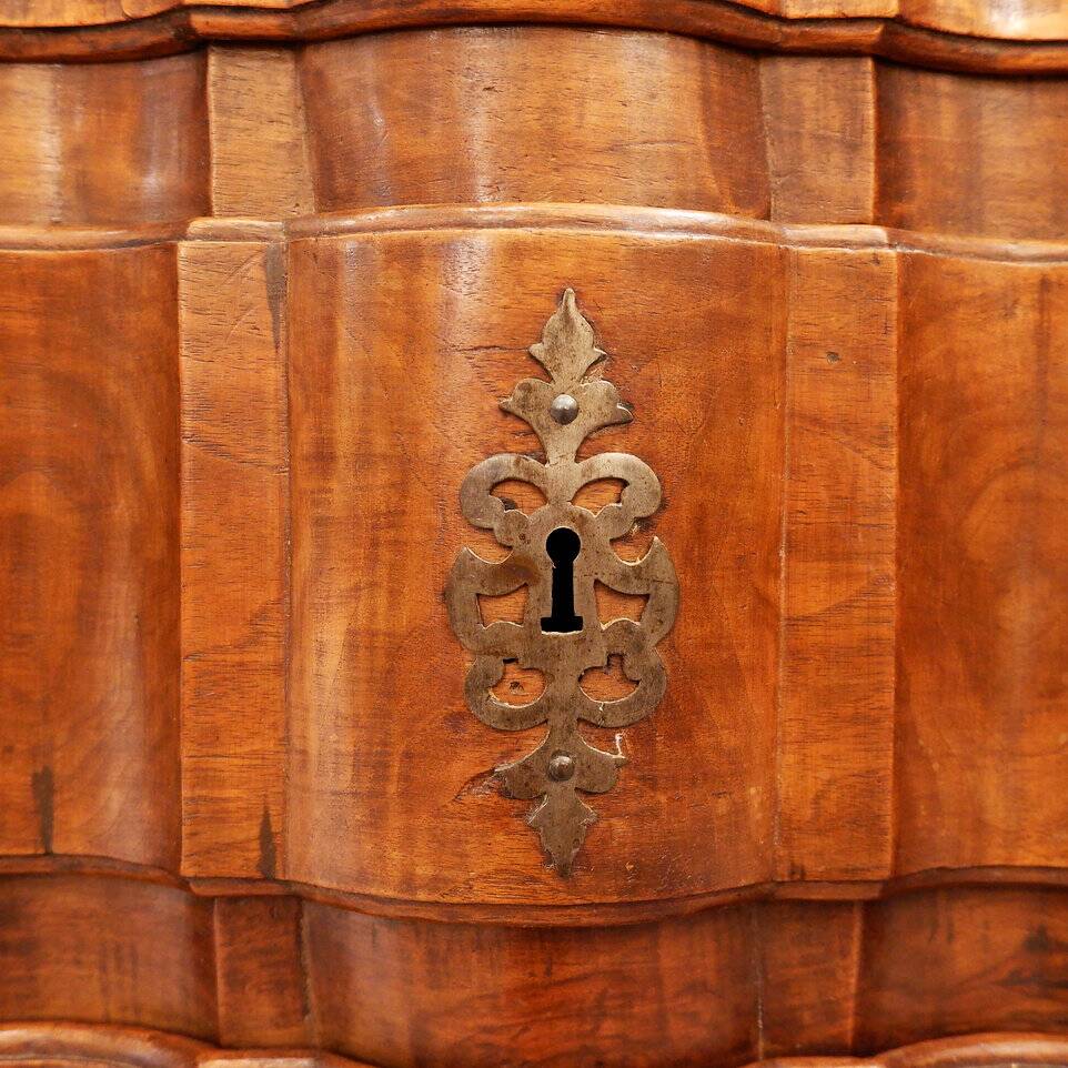 18th Century French Crossbow Front Chest of drawers in Walnutt