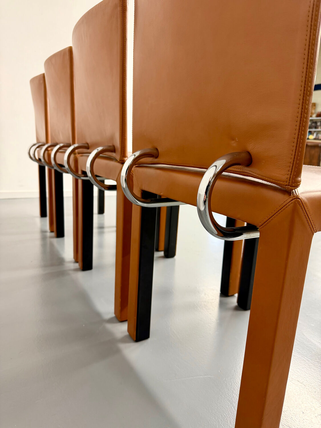 4 camel leather chairs, postmodern design by Paolo Piva for B&B Italia Arcadia.
