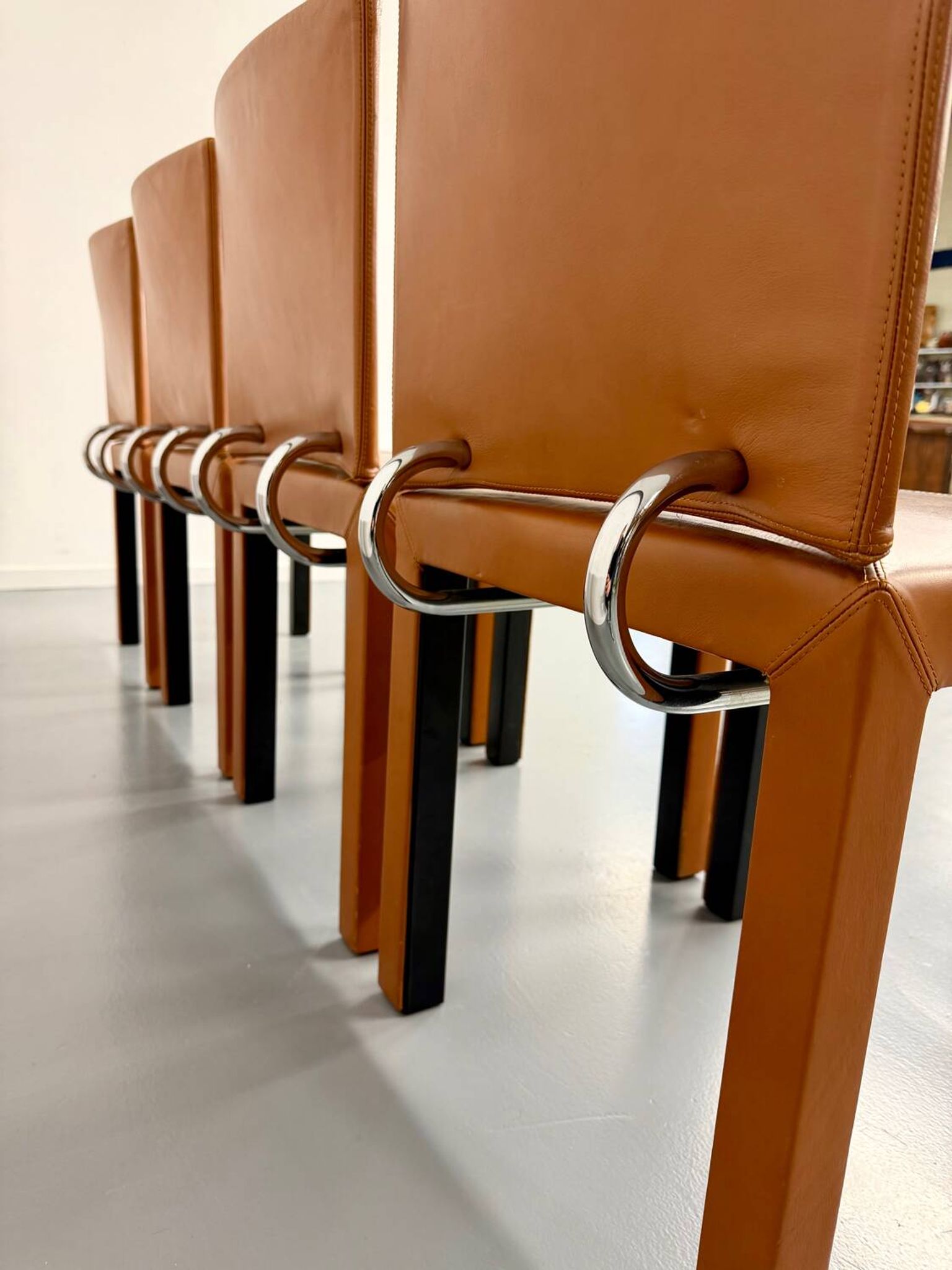 4 camel leather chairs, postmodern design by Paolo Piva for B&B Italia Arcadia.