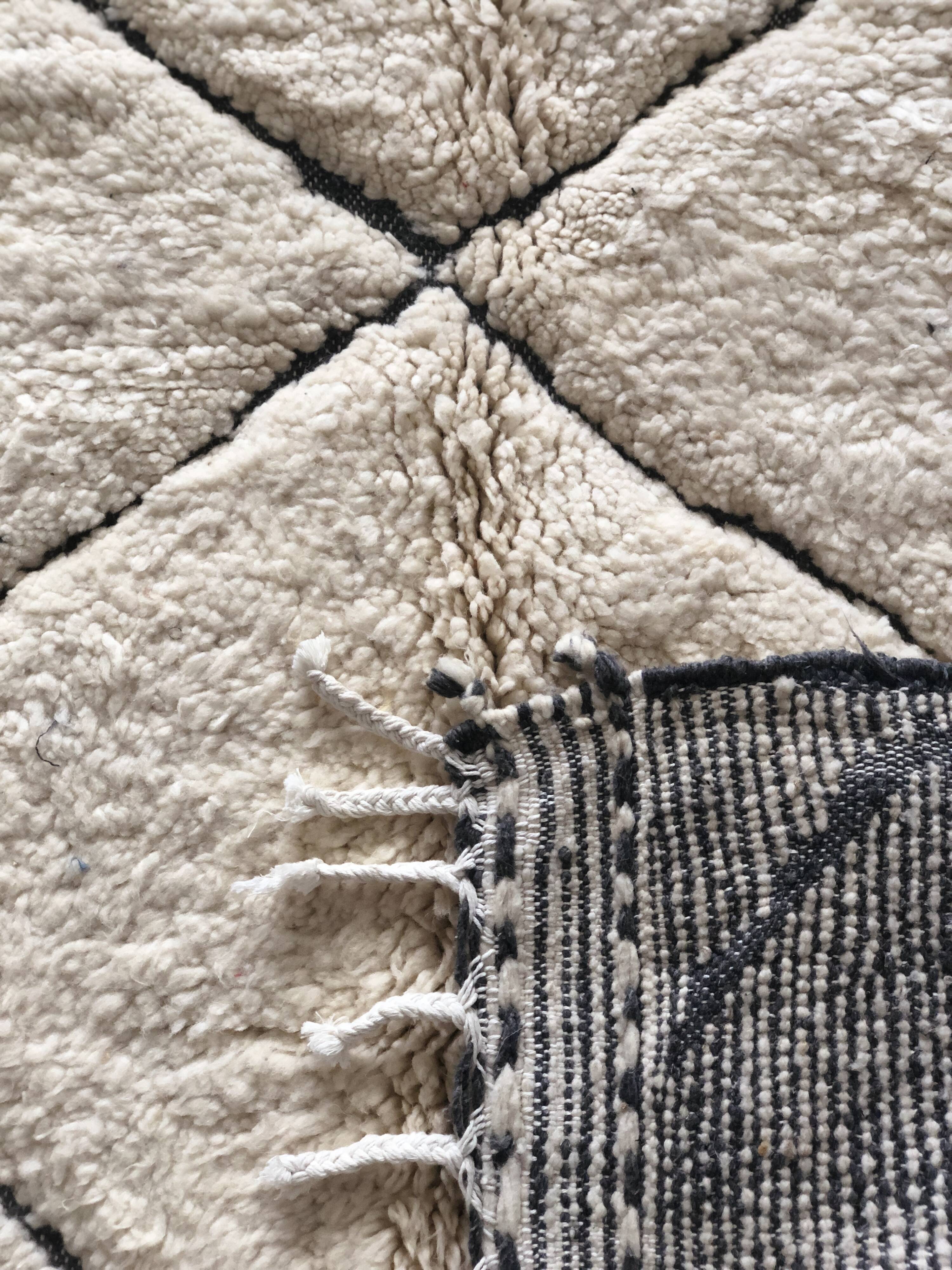 Beni Ouarain white and grey Berber carpet 140x205cm