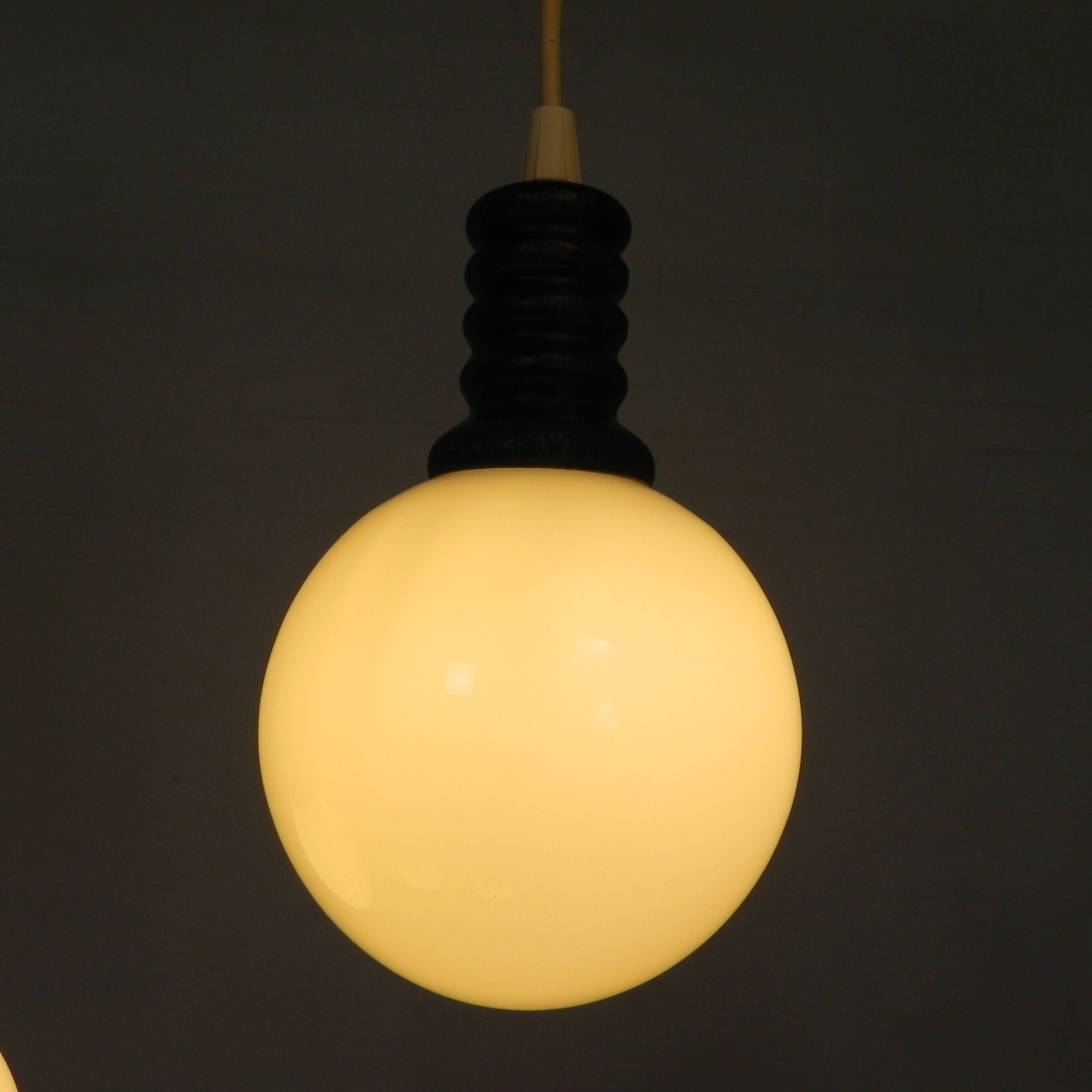 Lampe suspendue Cascade avec 5 boules en verre blanc, années 70