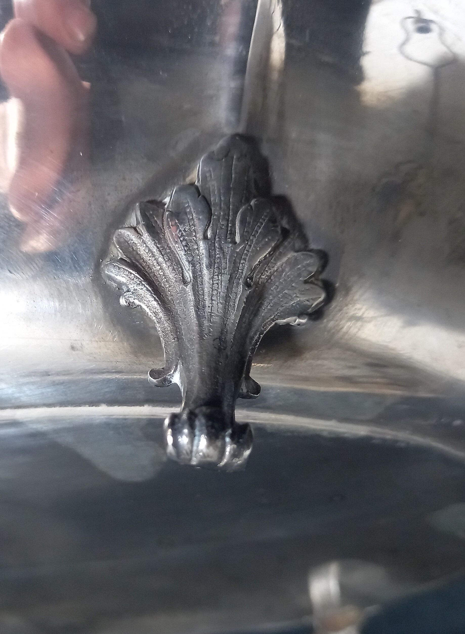 Plat argenté style Louis XVl avec poignées avec motif de torche et carquois