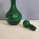 Carafe verte ancienne avec lignes nervurées