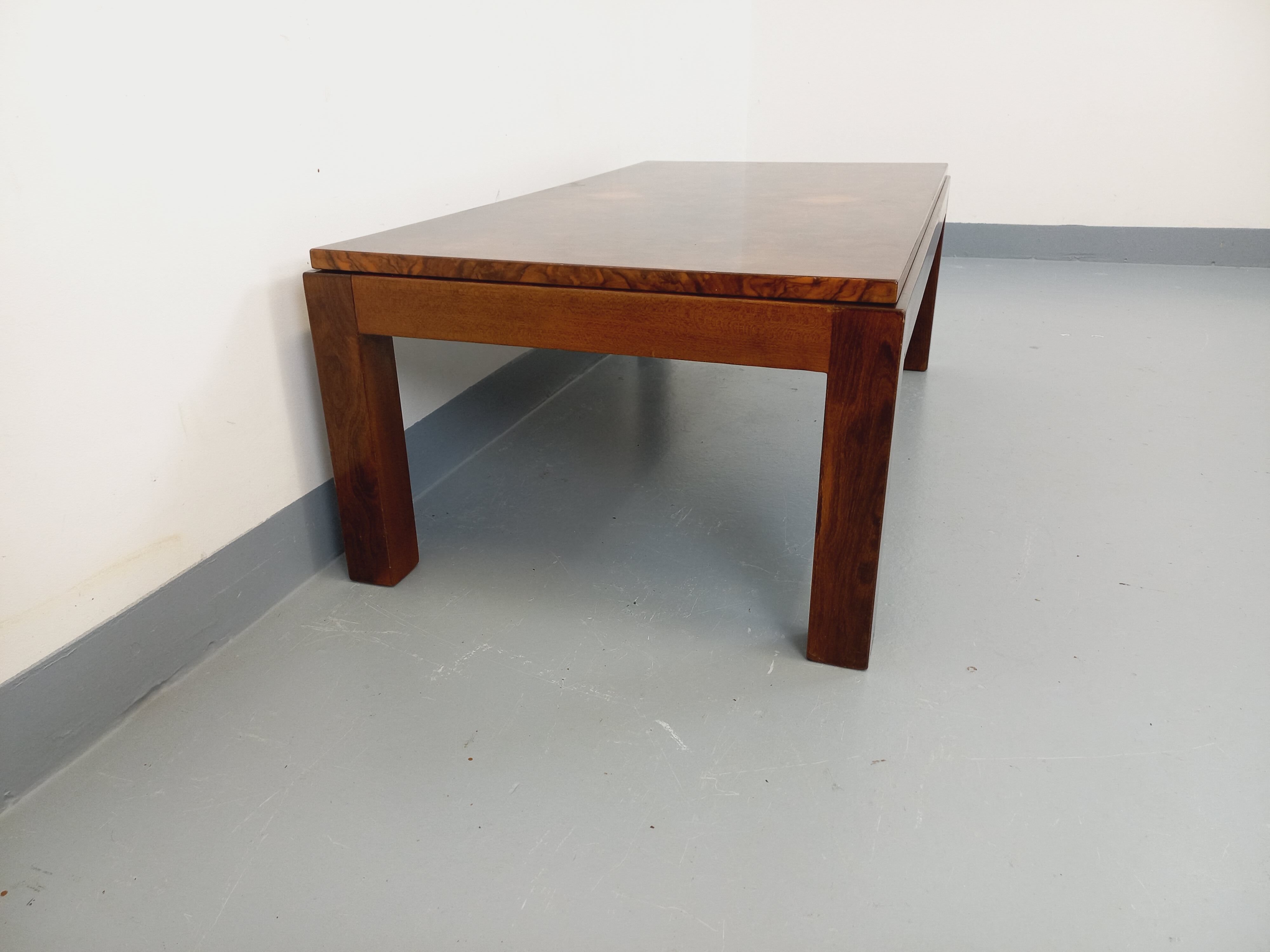 Table basse rectangulaire vintage en orme et loupe d’orme des années 70