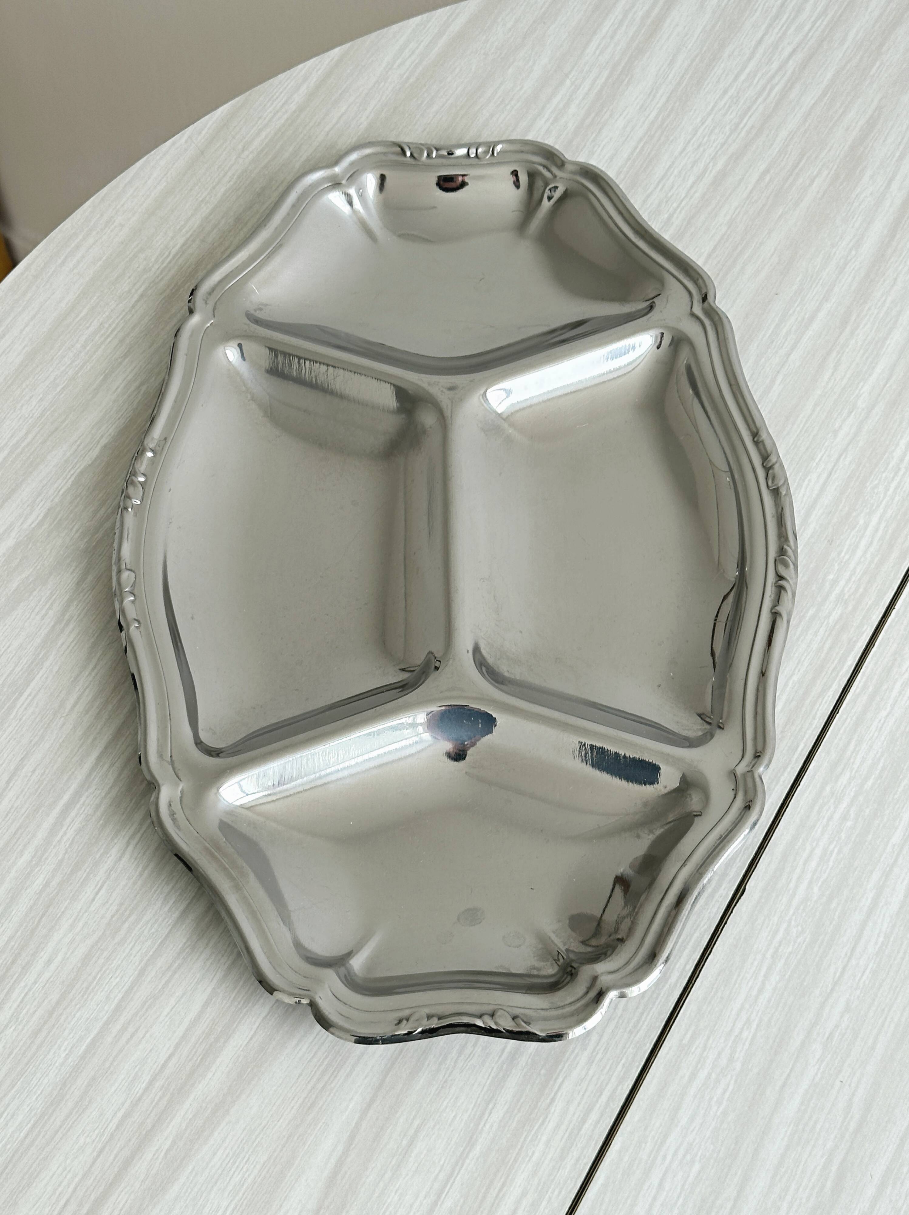 Dish with 4 compartments