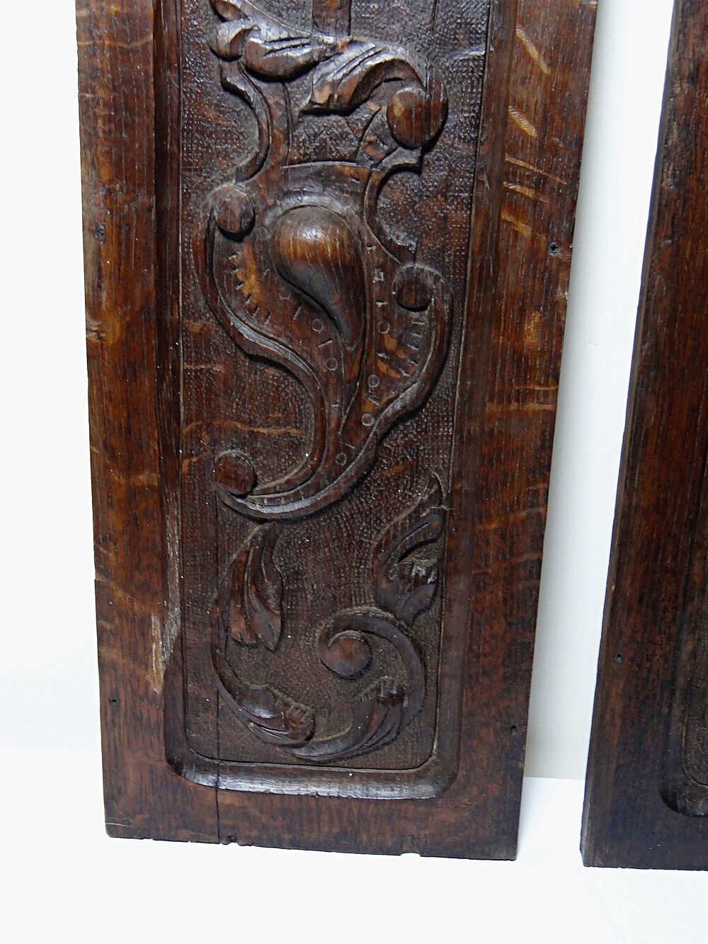 Pair of decorative wall panels in carved wood from the 19th century.