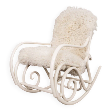 Rocking-chair Thonet antique en bois courbé laqué ivoire, assise en fourrure d'agneau blanche