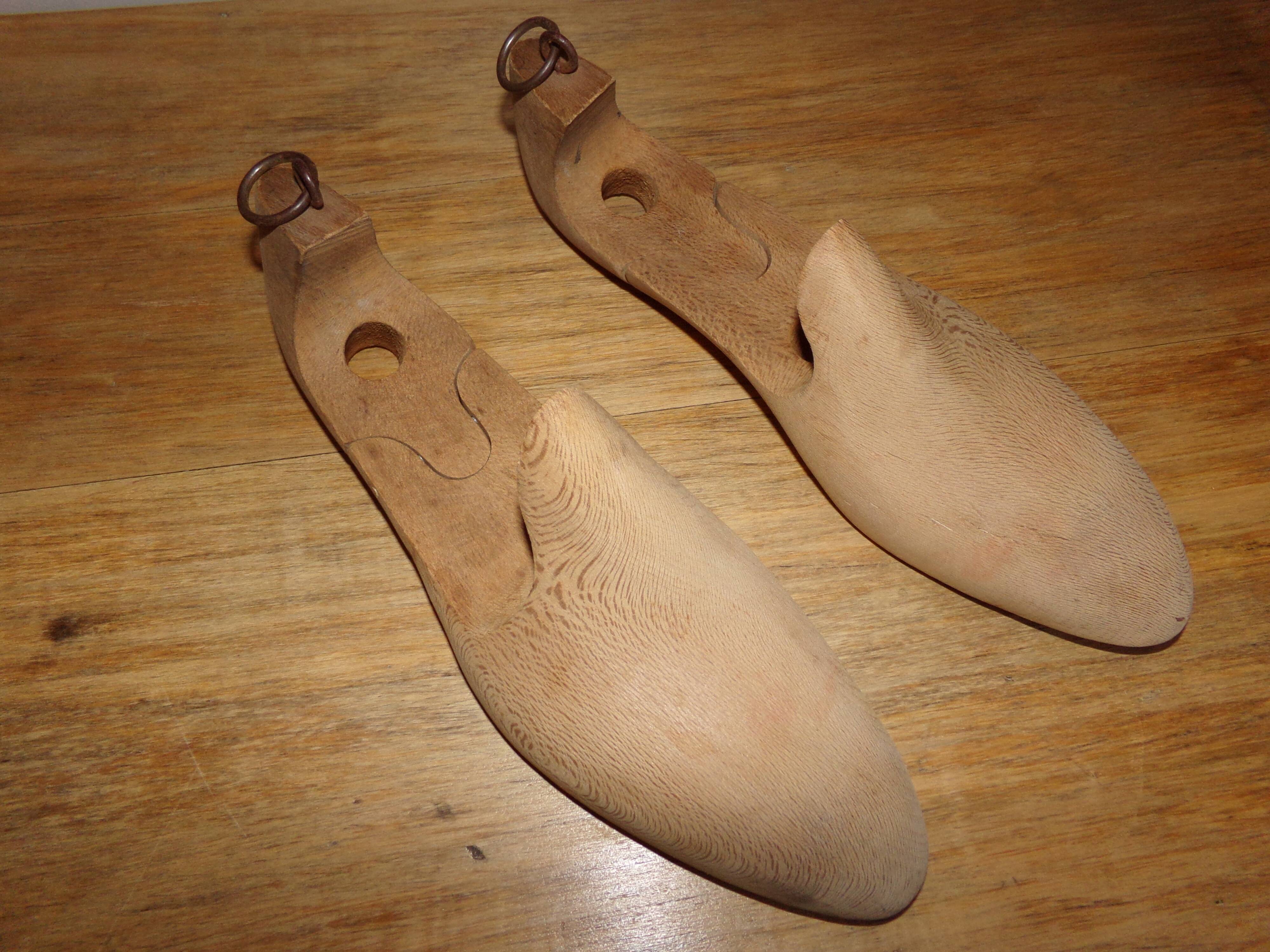 Paire d'embauchoirs en bois brut