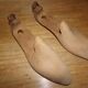 Paire d'embauchoirs en bois brut