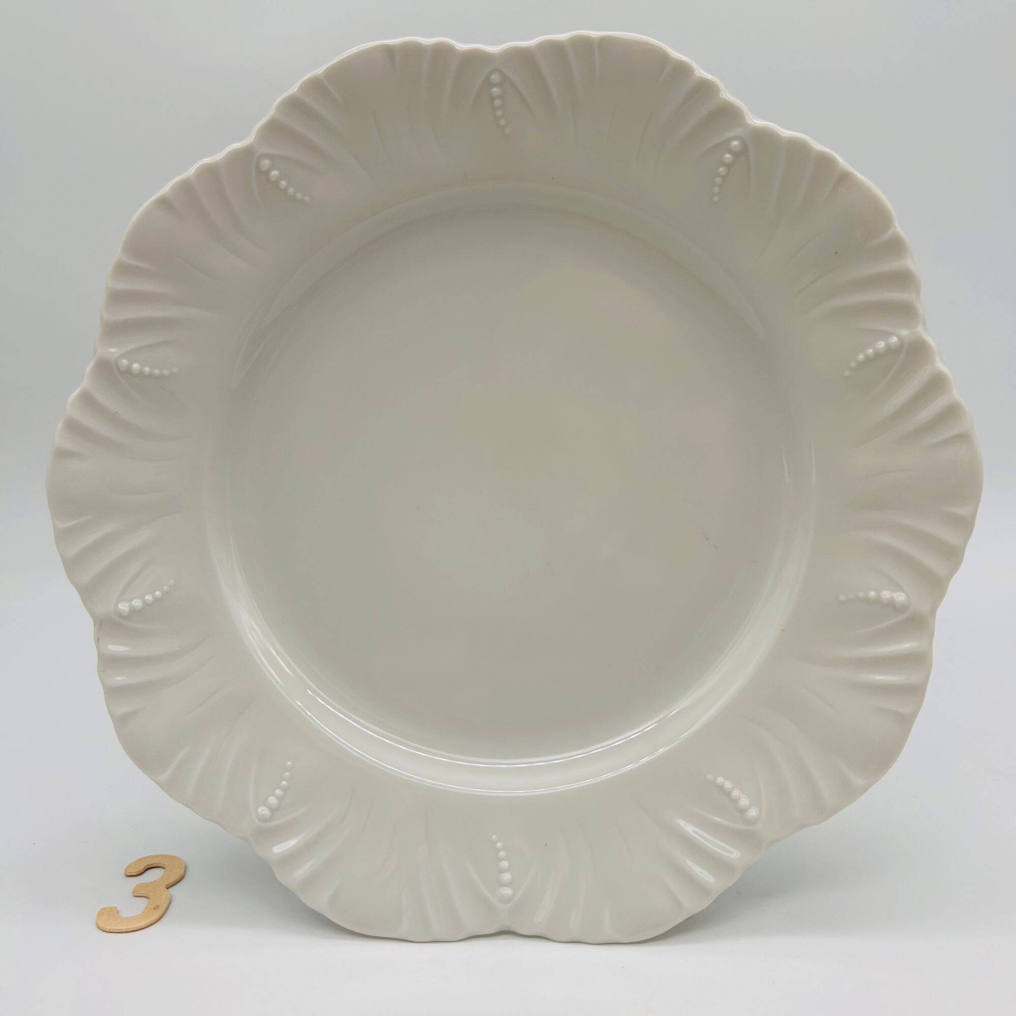 6 flat plates made of Limoges porcelain.