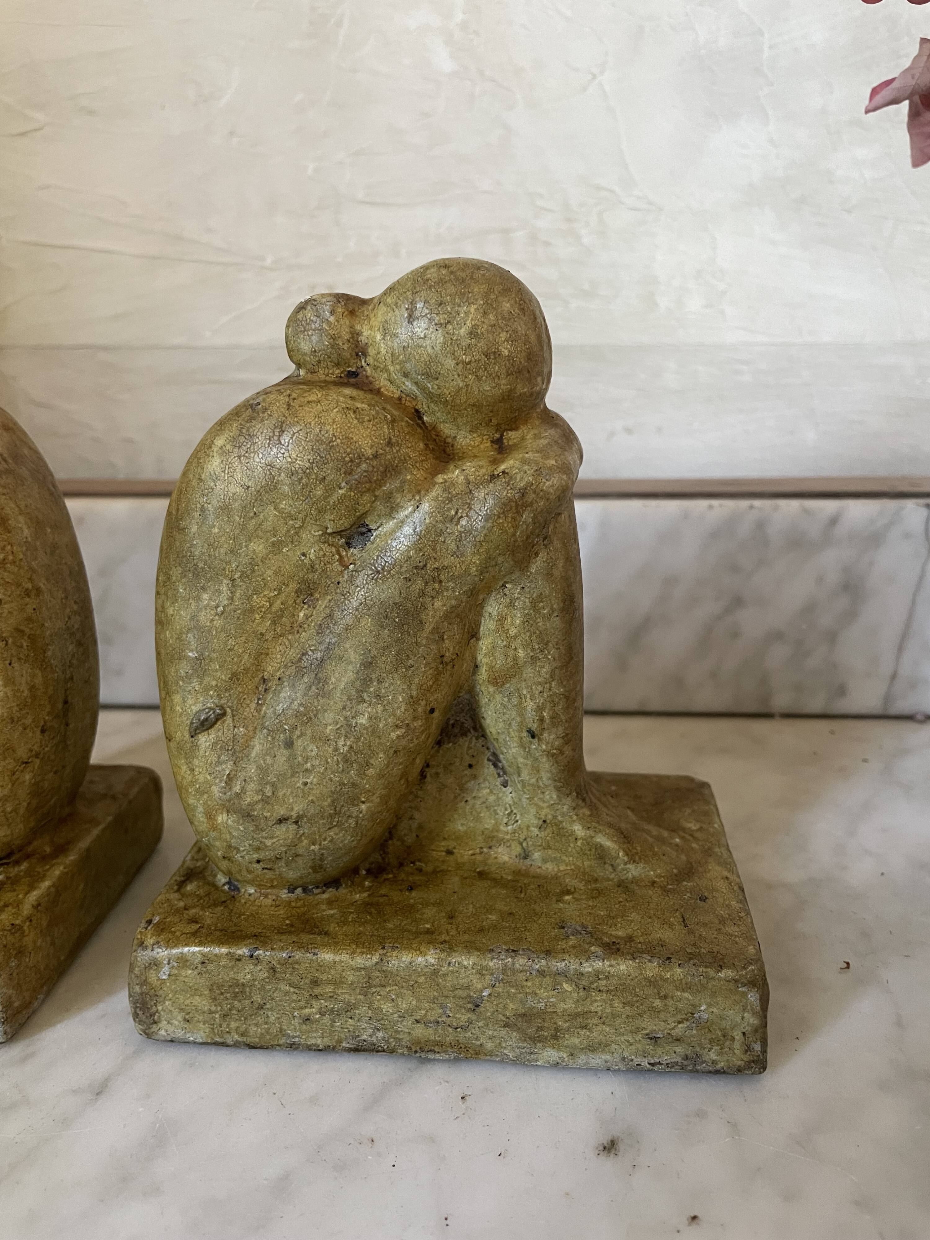 Serre-livres vintage en ciment patiné, sculptures de personnages enlacés, s