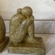 Serre-livres vintage en ciment patiné, sculptures de personnages enlacés, s