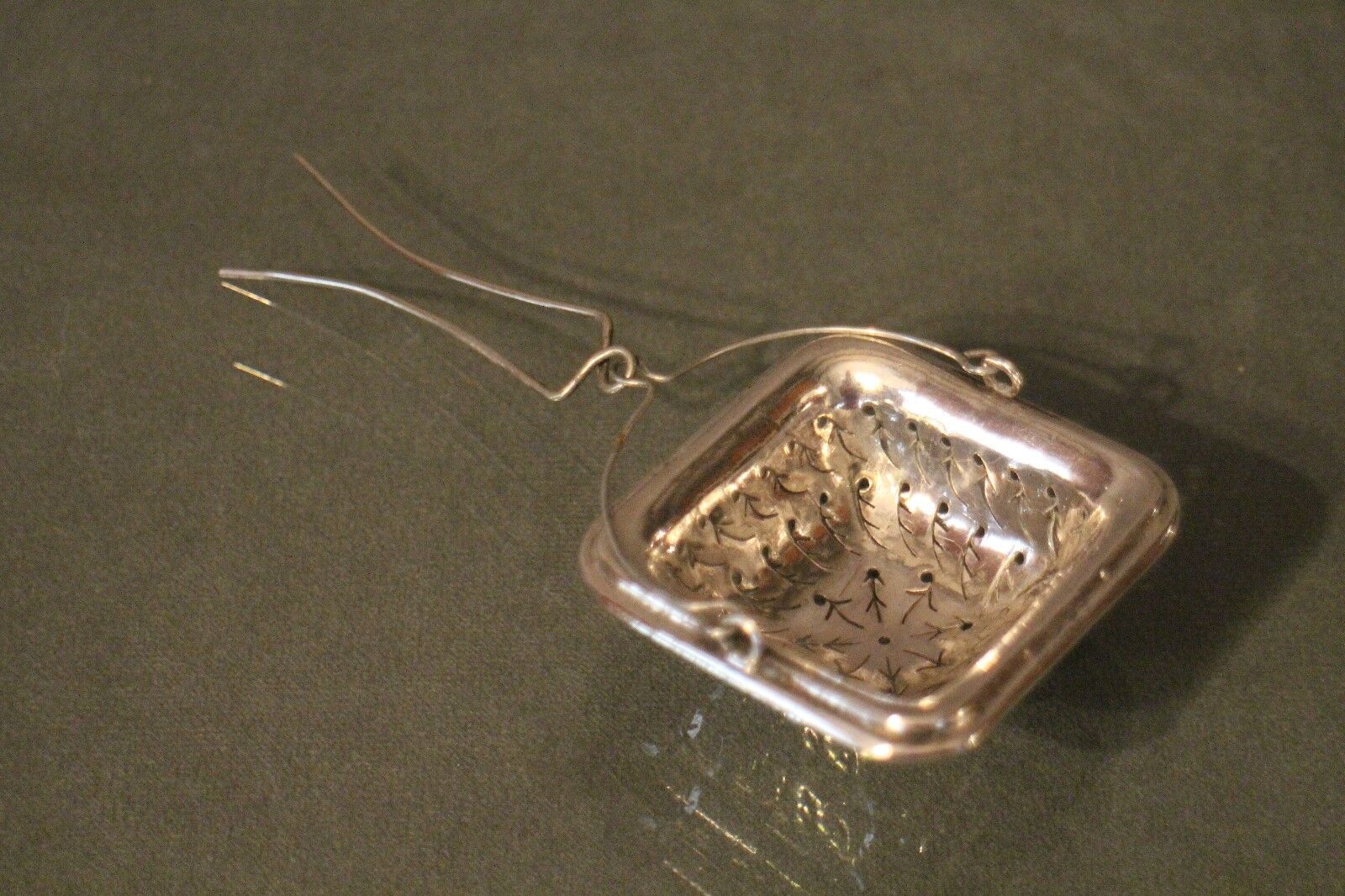 Silver metal tea grommet of square section