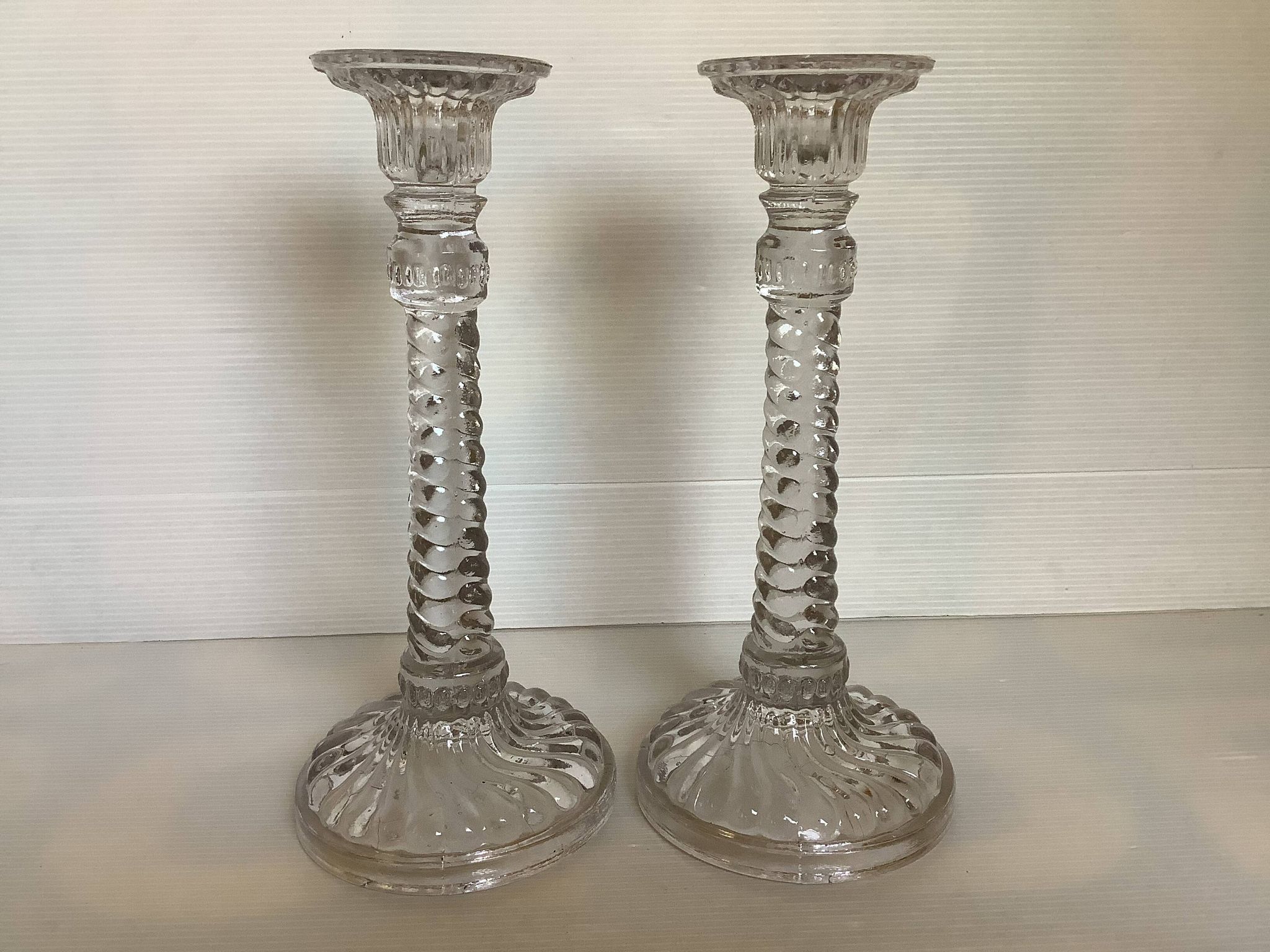 Paire d’anciens bougeoirs verre moulé