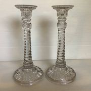 Paire d’anciens bougeoirs verre moulé