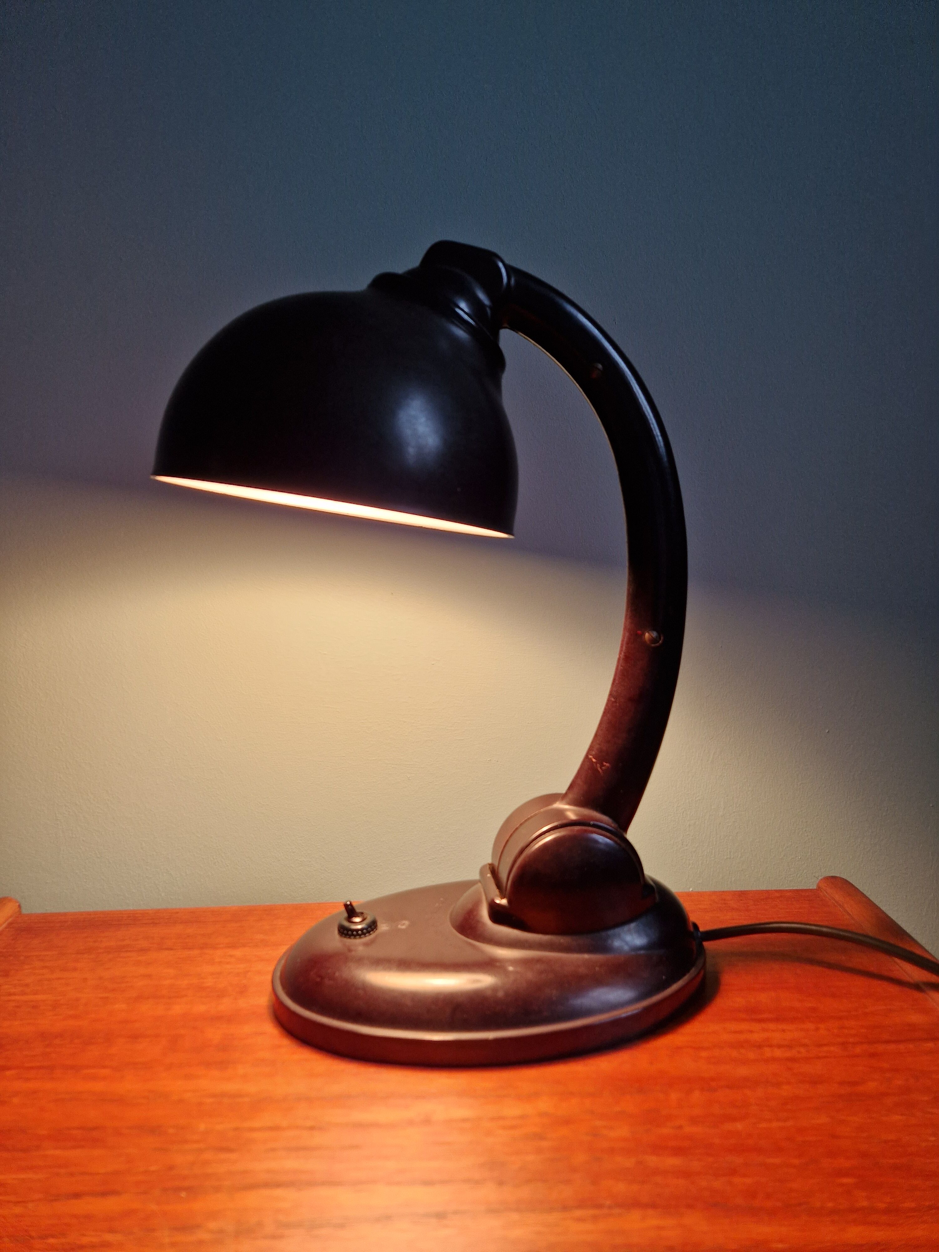Brown Bakelite desk lamp, Eric Kirkman Cole, 1930s