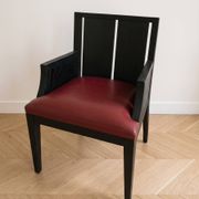 Fauteuil design Philippe Hurel modèle Wallis en cuir rouge et hêtre noir
