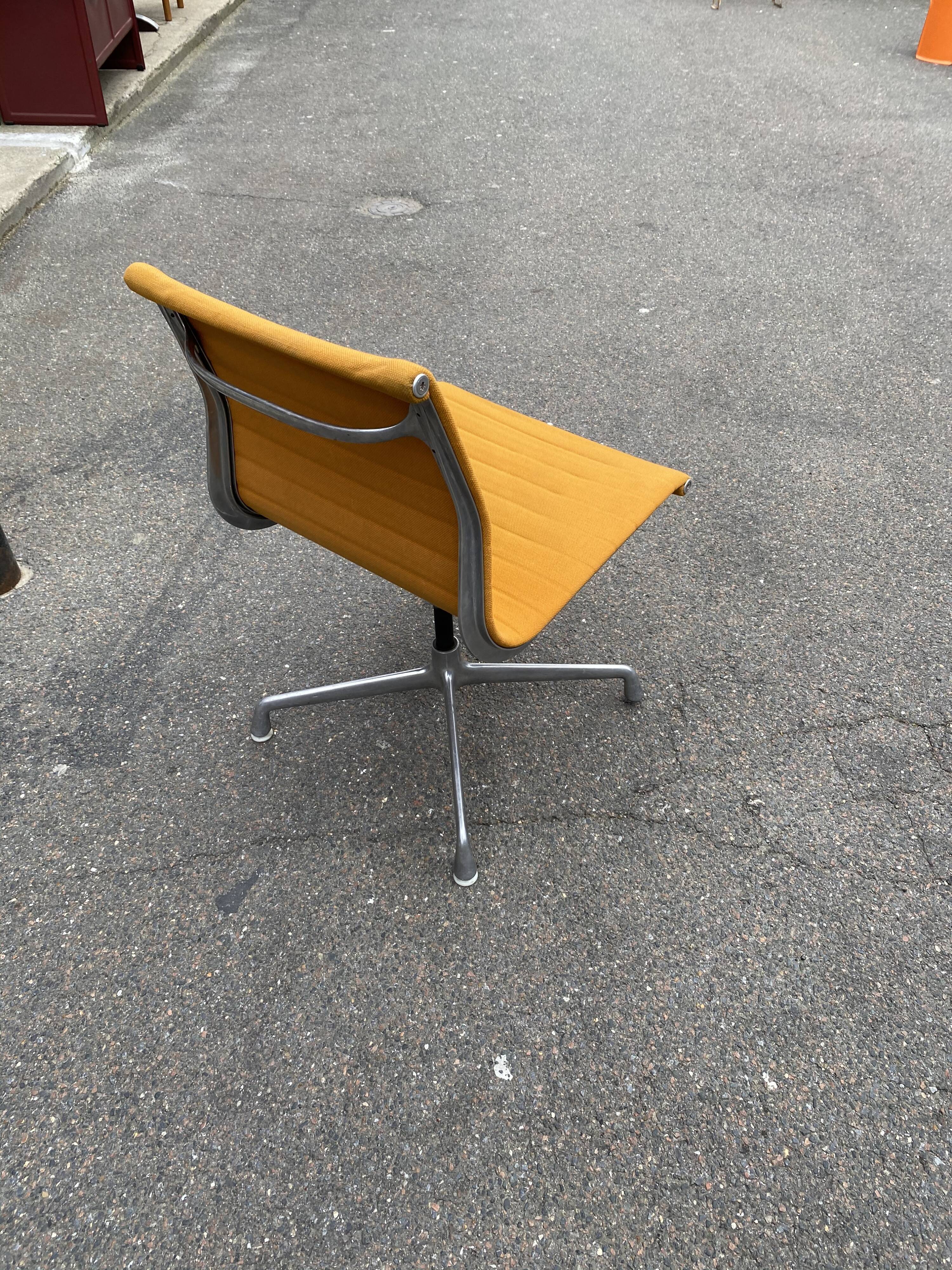 Eames design armchair, Hermann Miller edition, Aluminium Group series