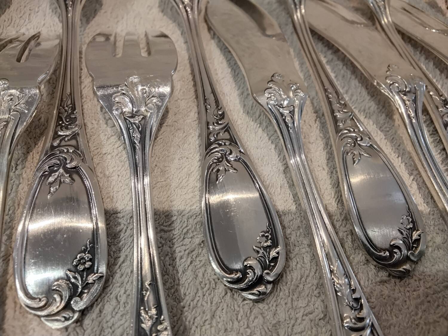 12 fish cutlery pieces, 24 pieces, silver-plated metal, Ercuis Fontenoy silversmith