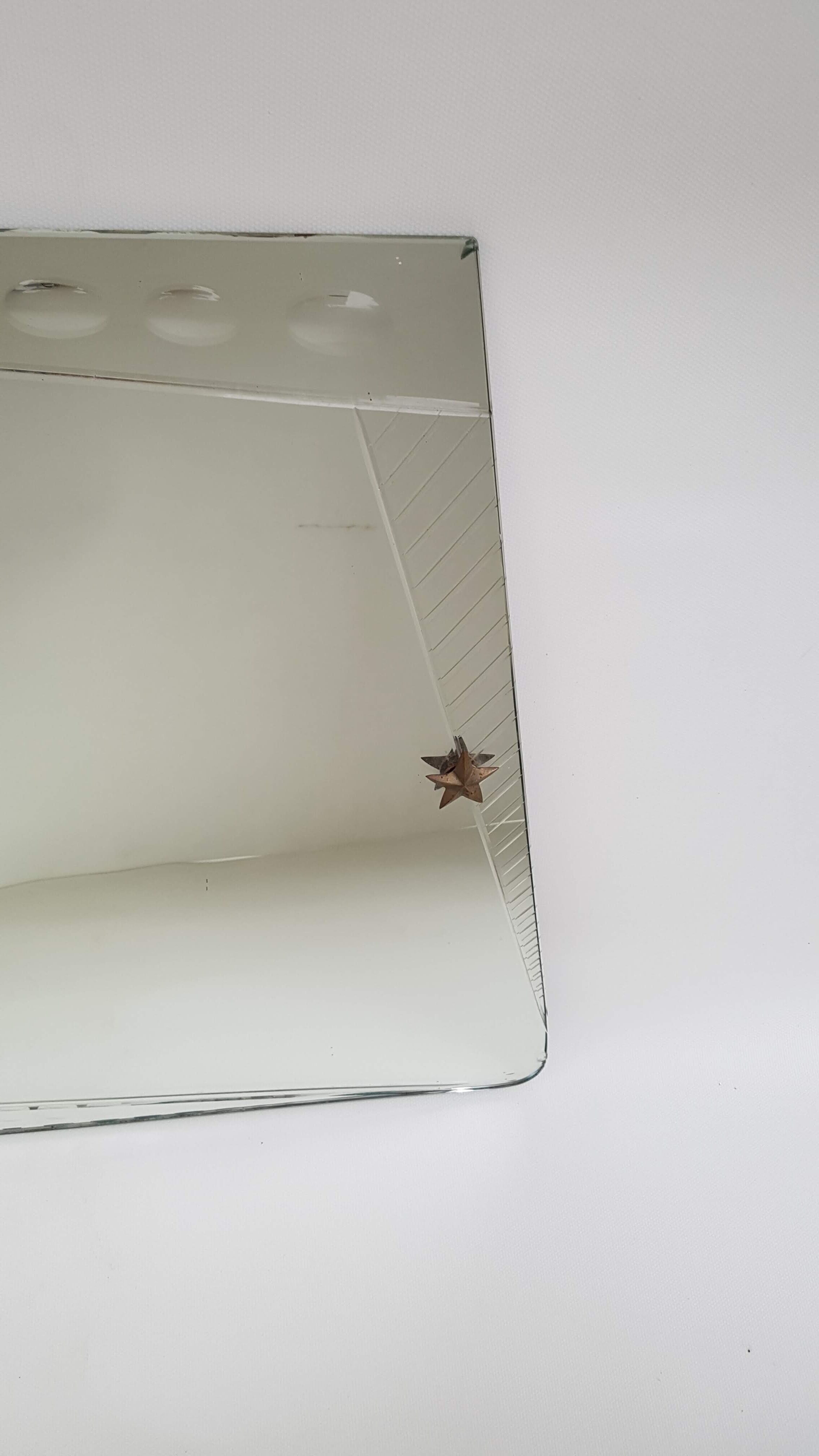Miroir asymétrique gravé et biseauté, années 50 - 90x54cm
