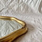 Ancien miroir mural biseauté en bois massif doré