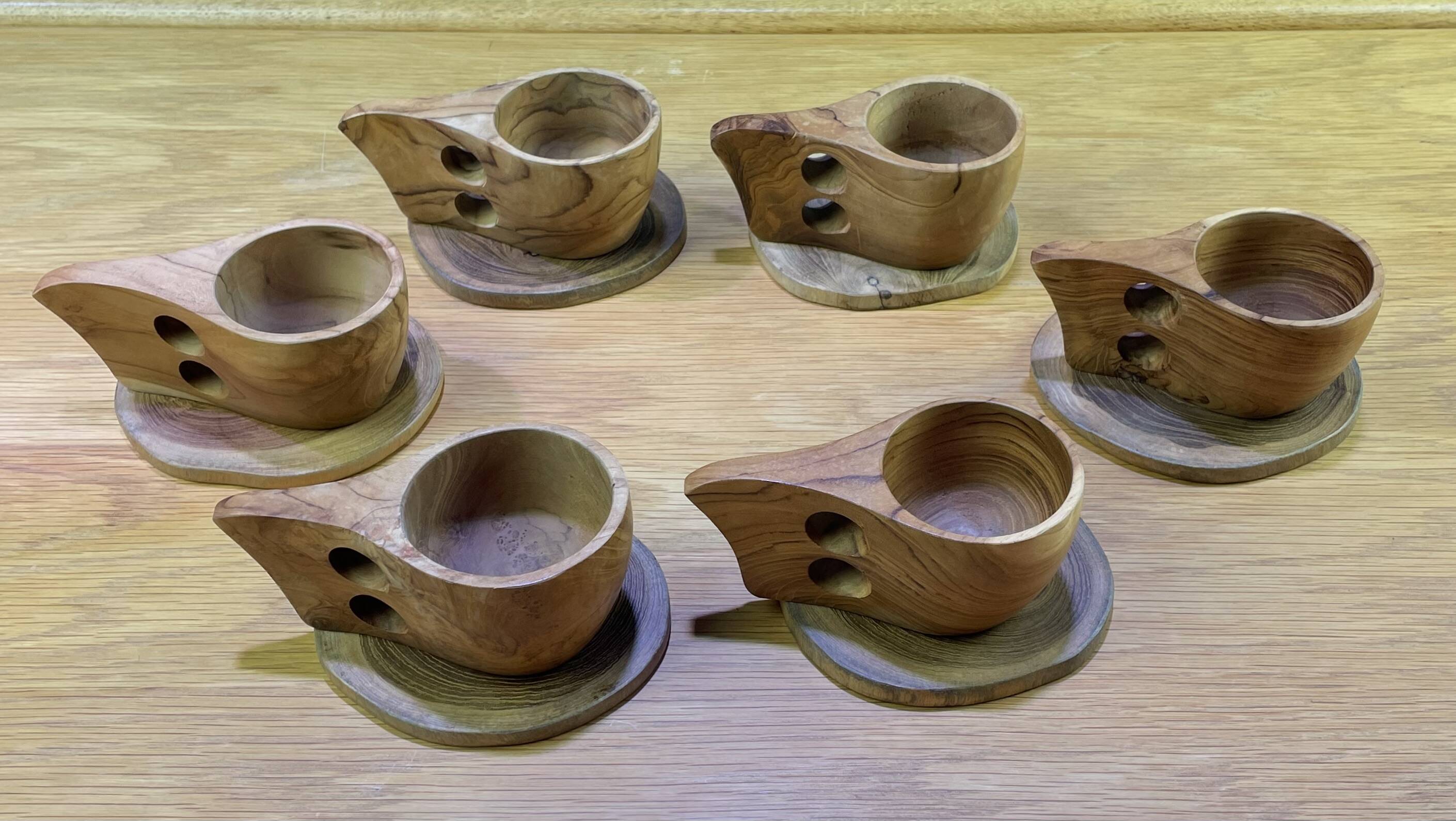 Service de tasses en bois avec soucoupes