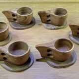 Service de tasses en bois avec soucoupes