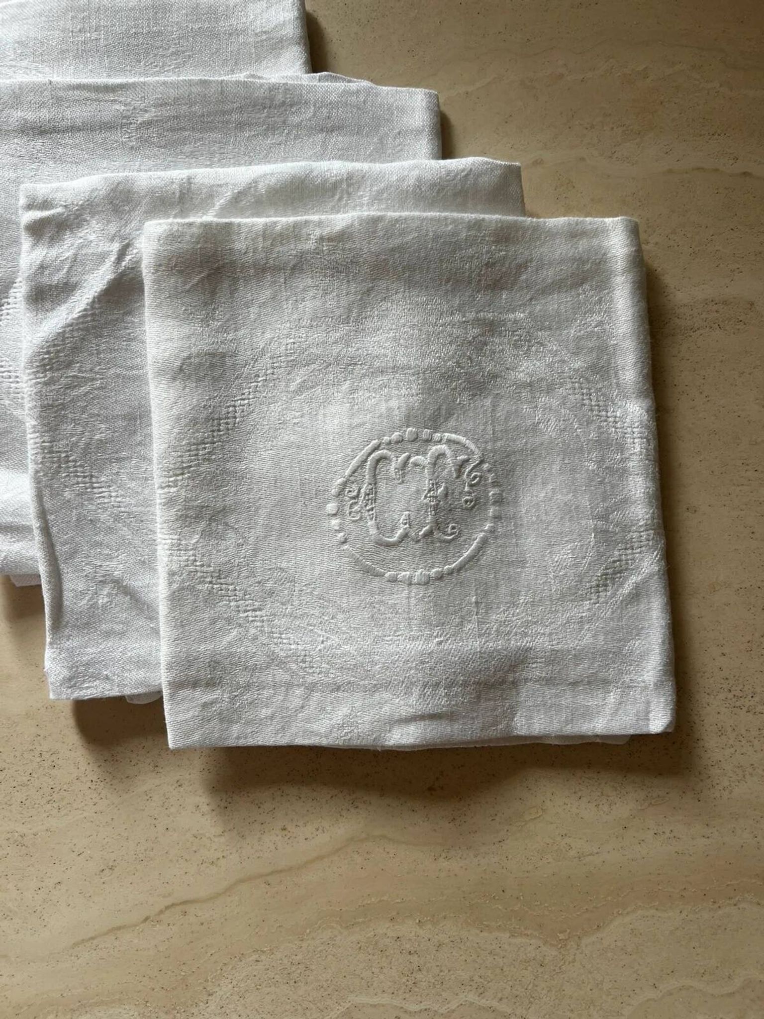 Lot de six serviettes de table anciennes en damassé, monogramme brodé
