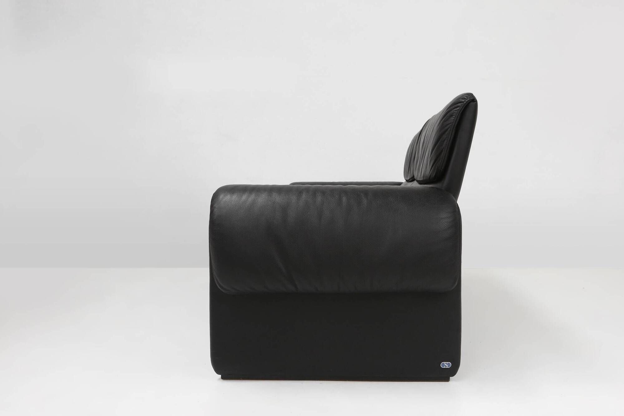 Iconic black leather DS-2011 sofa by De Sede, Switzerland ca. 1980