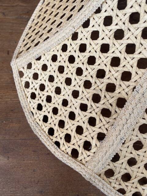 Suspension en rotin clair vintage.