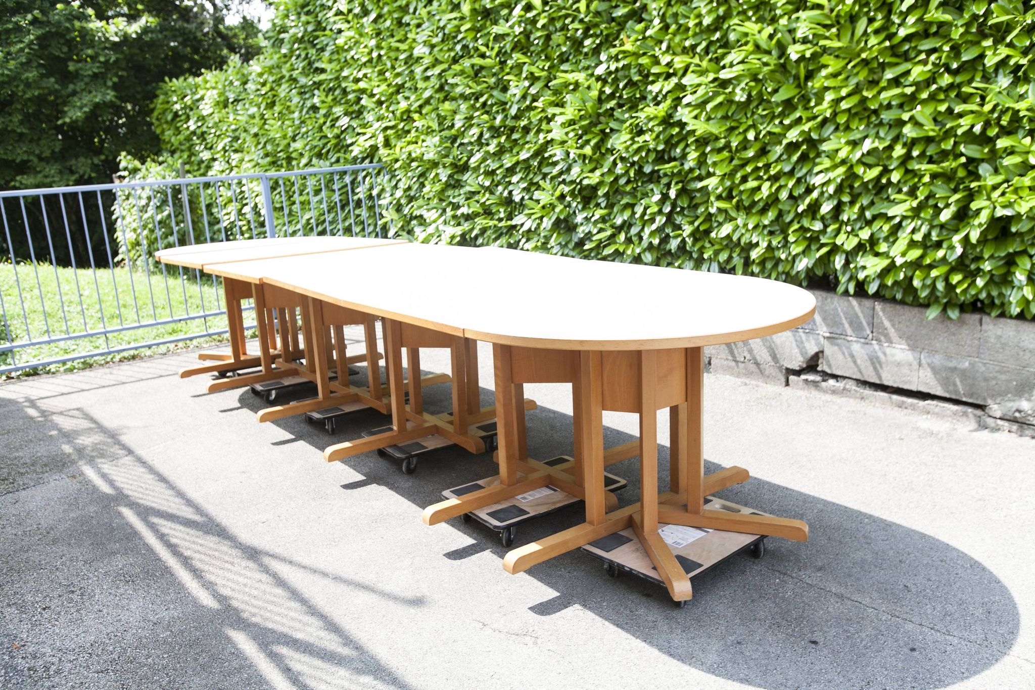 Rare set de 6 tables Baumann 1990, 80x120 et demi lune 120cm
