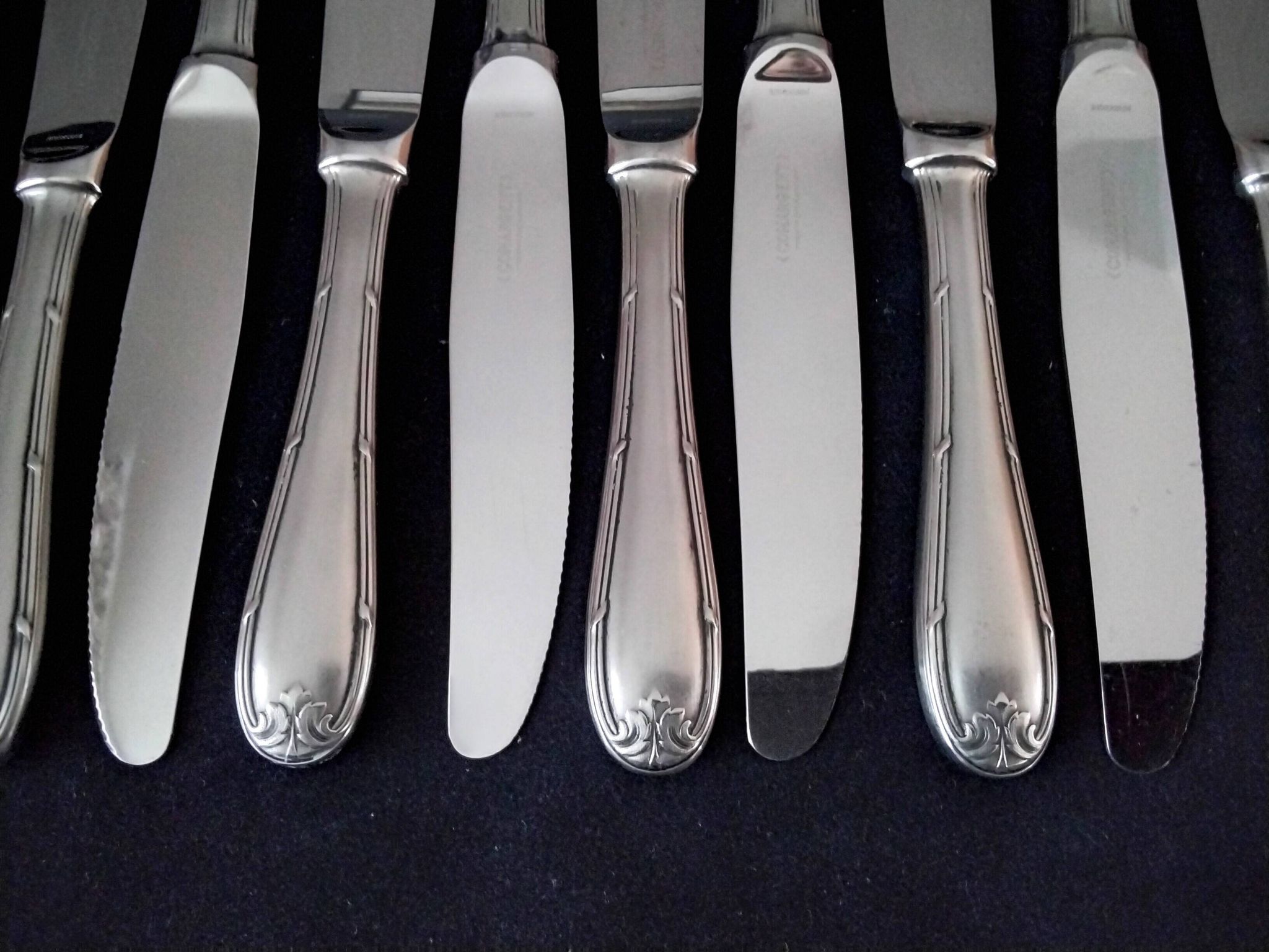 Set of 12 monobloc table knives in Comargent steel.