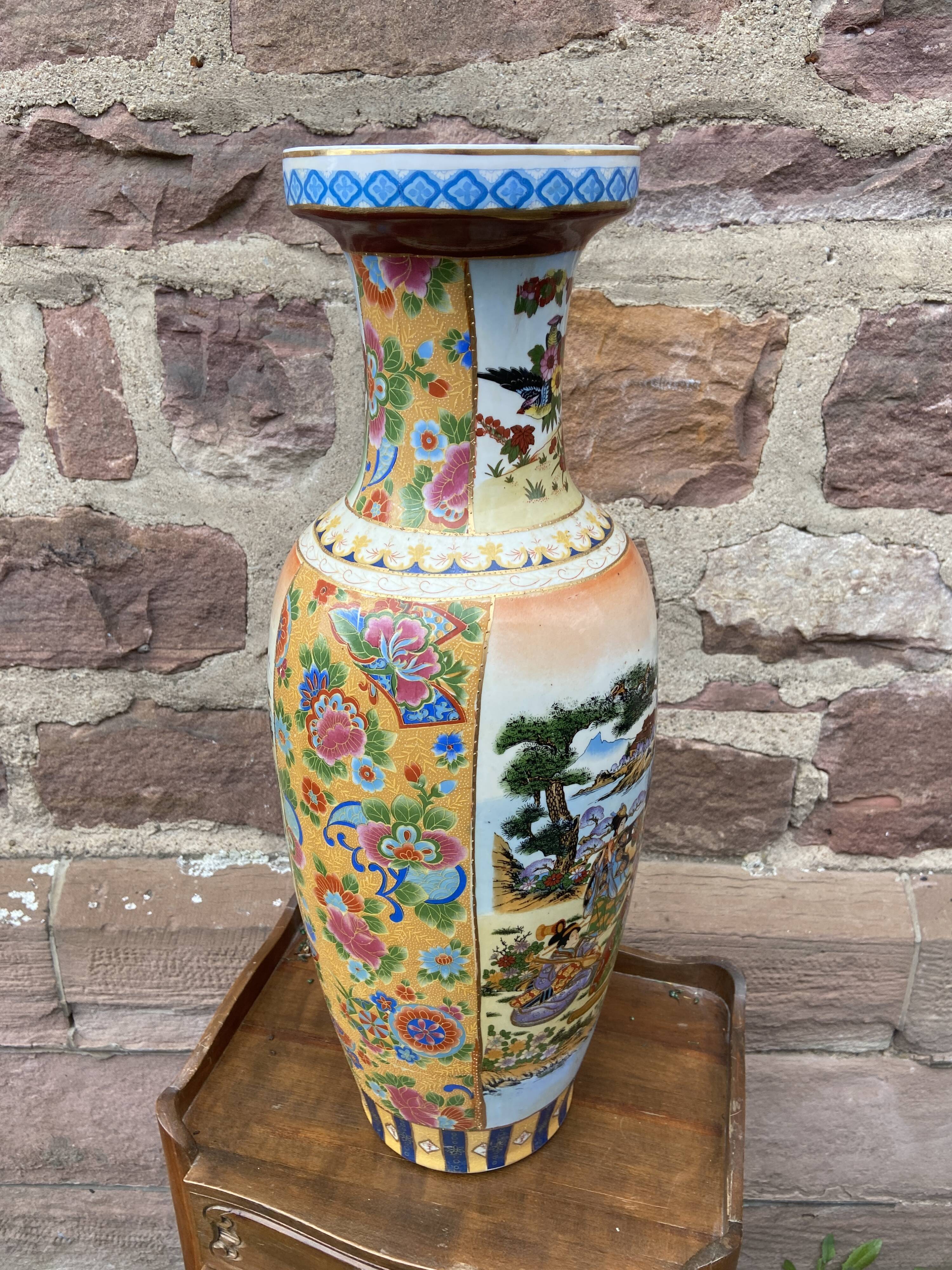 Chinese vase japan motif