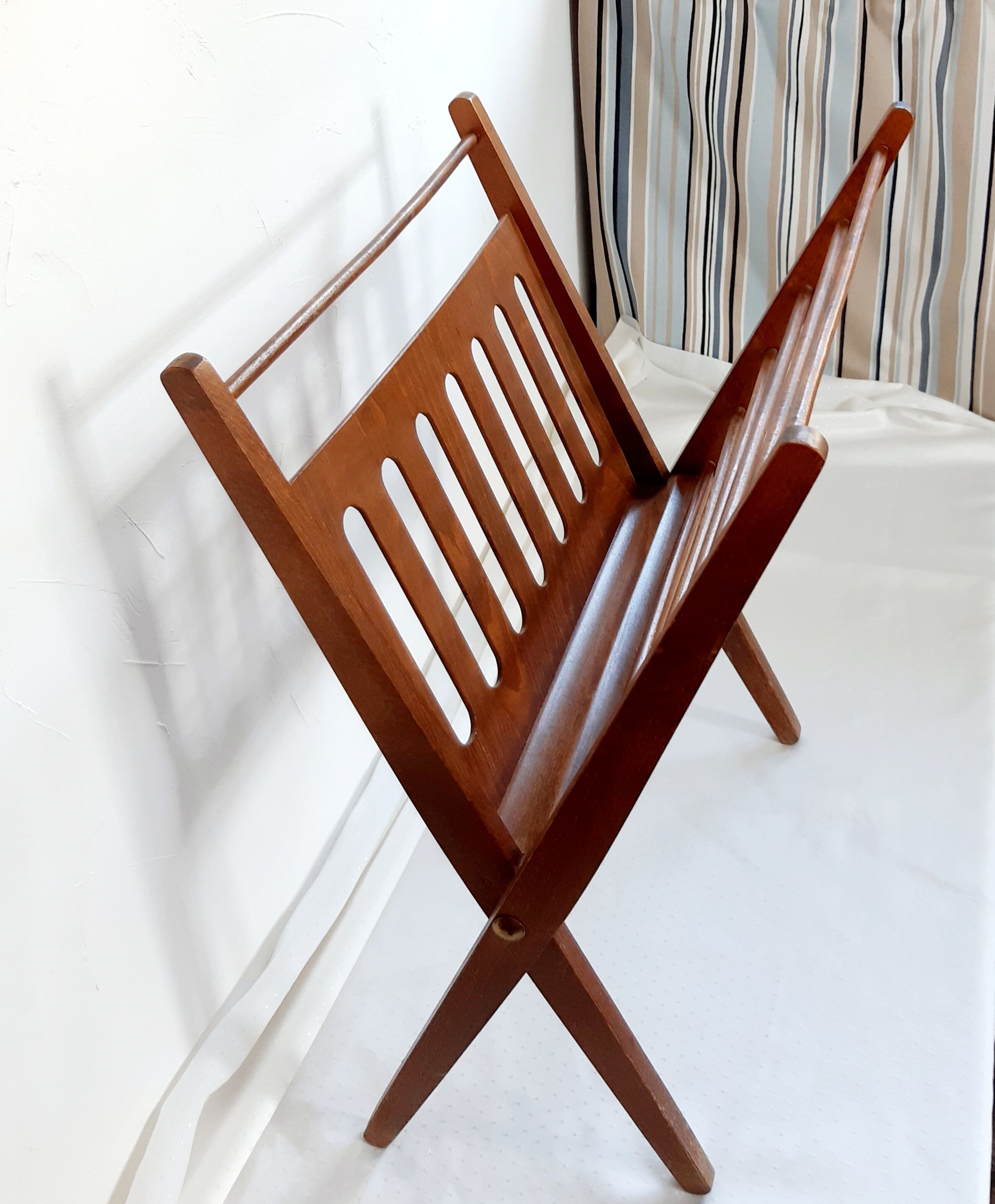 Scandinavian magazine holder