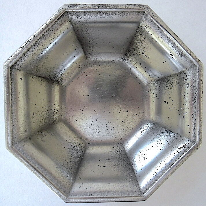 Empty octagonal pocket in tin by the workshop "Les Etains de France"