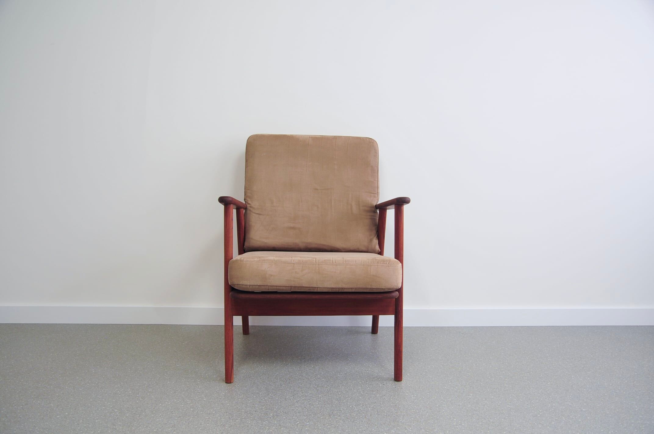 Fauteuil danois en teck et tissu beige