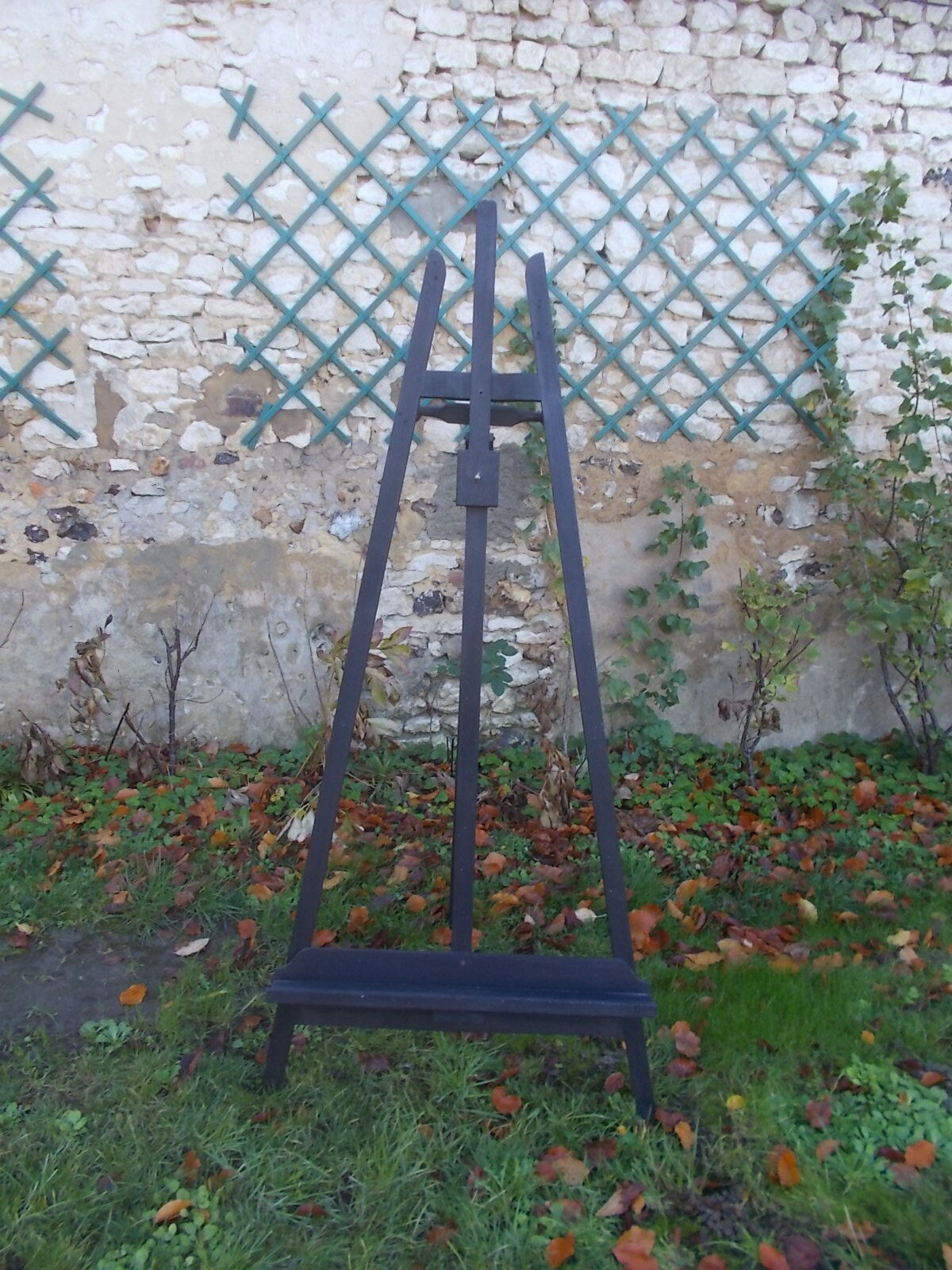 Wooden painter's easel