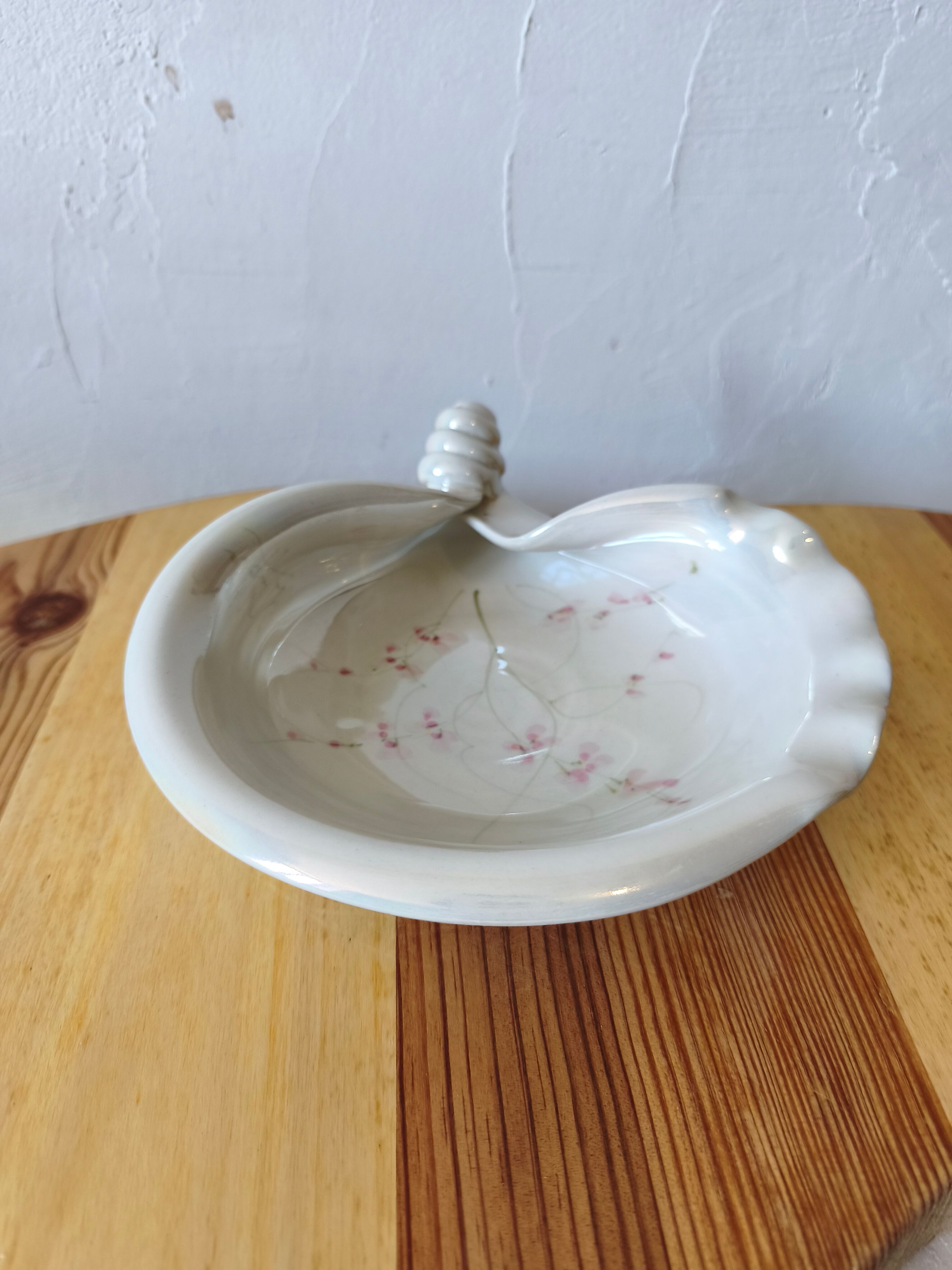 Vide poche coquille en porcelaine irisée