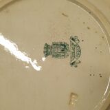 10 plates, a tureen, a fruit cup