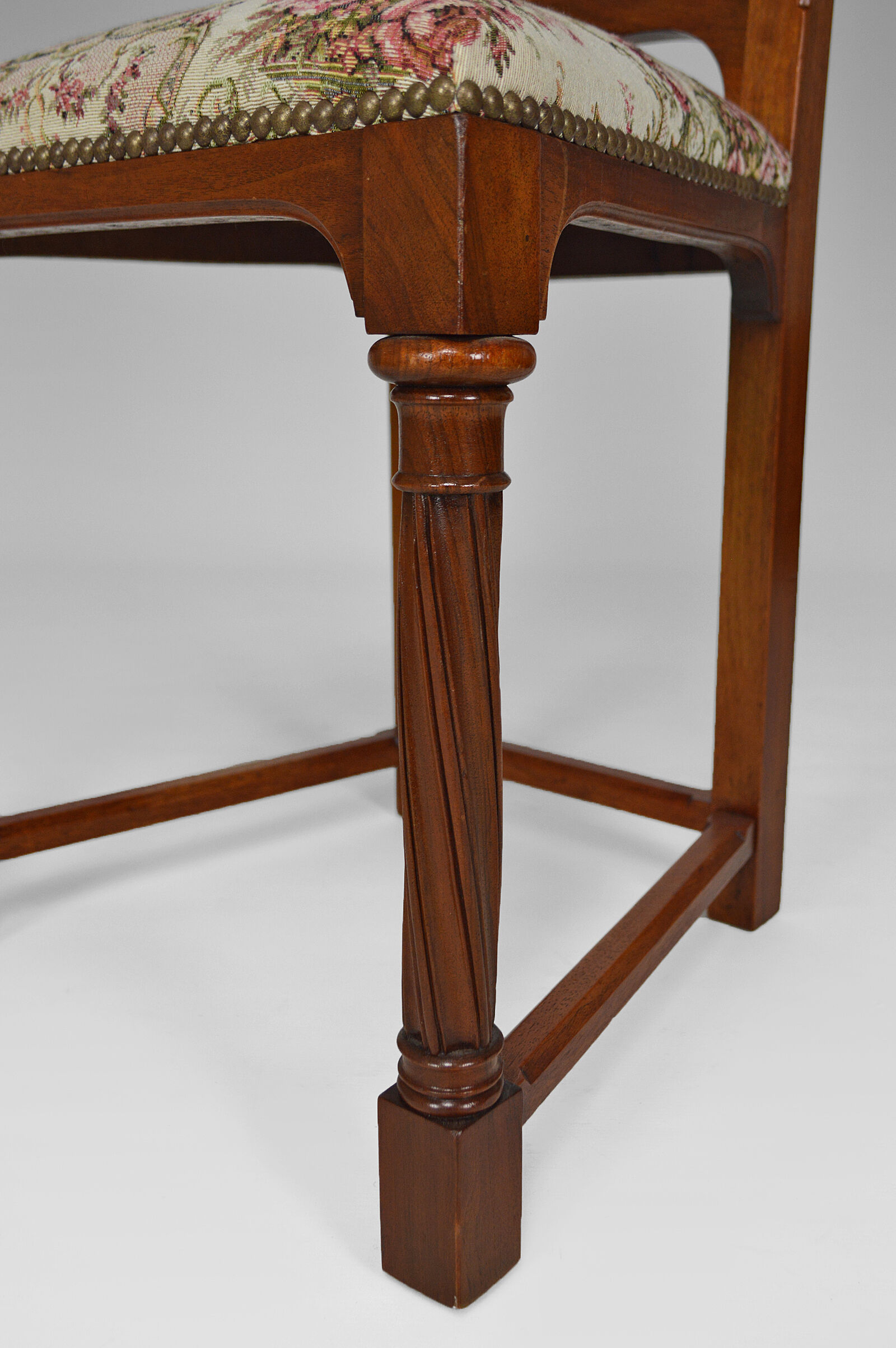 Pair of neo-Gothic chairs in Carved Walnut circa 1890