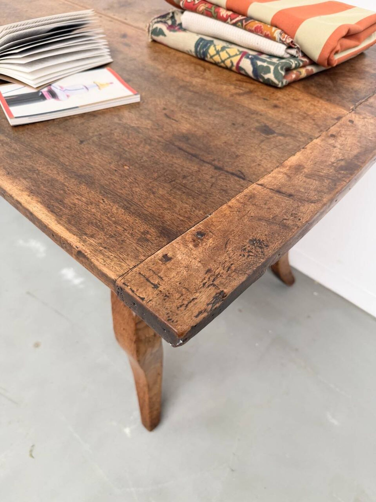 Table, drapière en noyer, XIXème s.