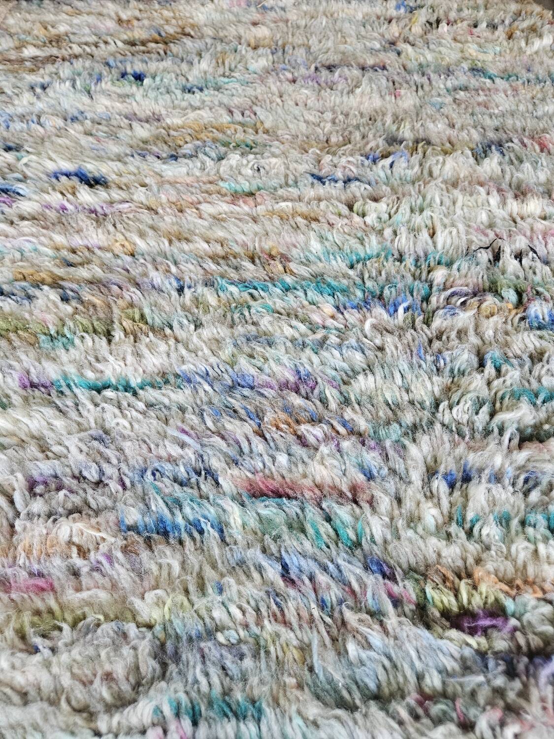 Berber boujaad rug in rustic wool 250 x 185 cm light mottled