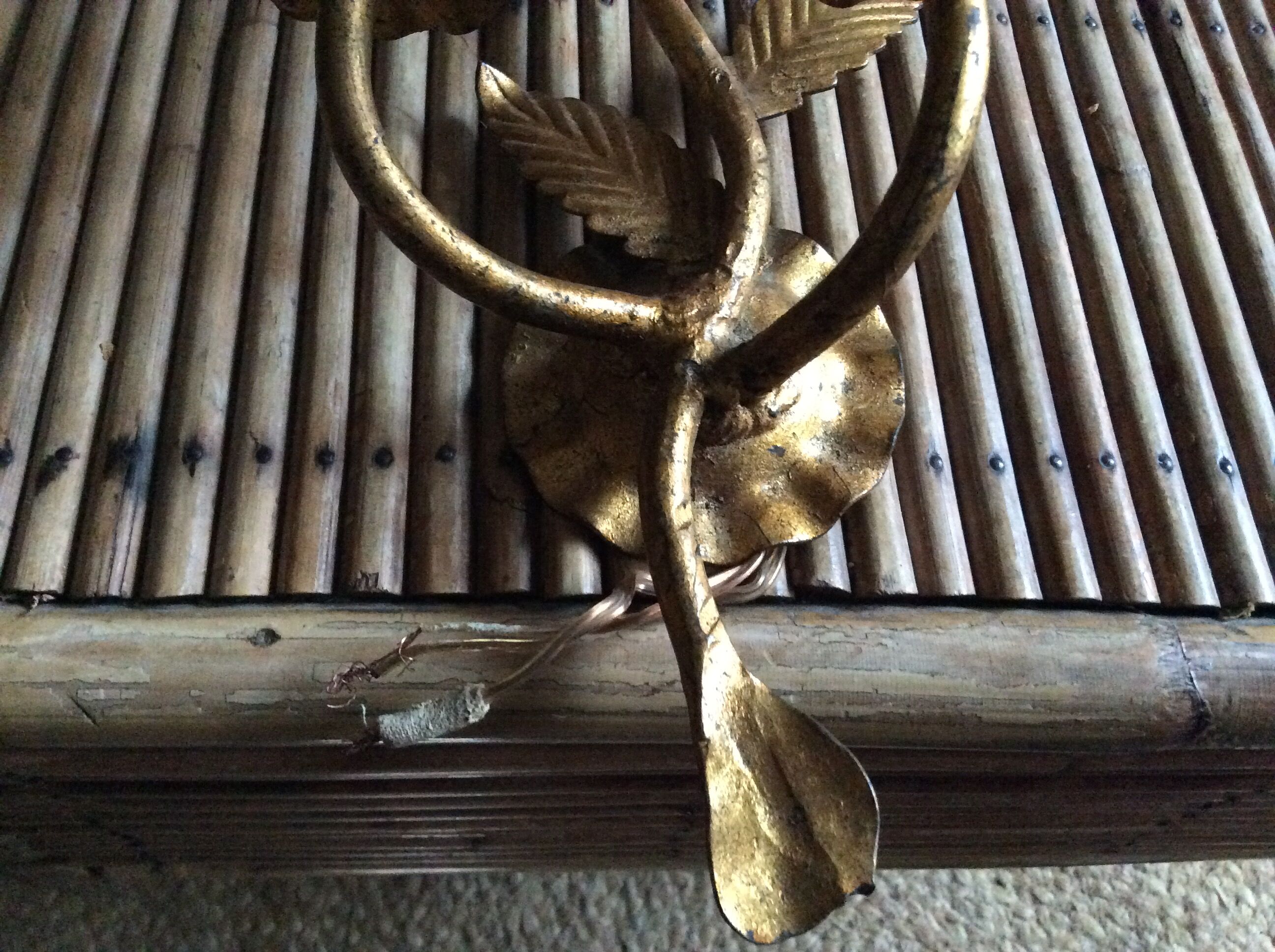 Wall lamp in gold metal