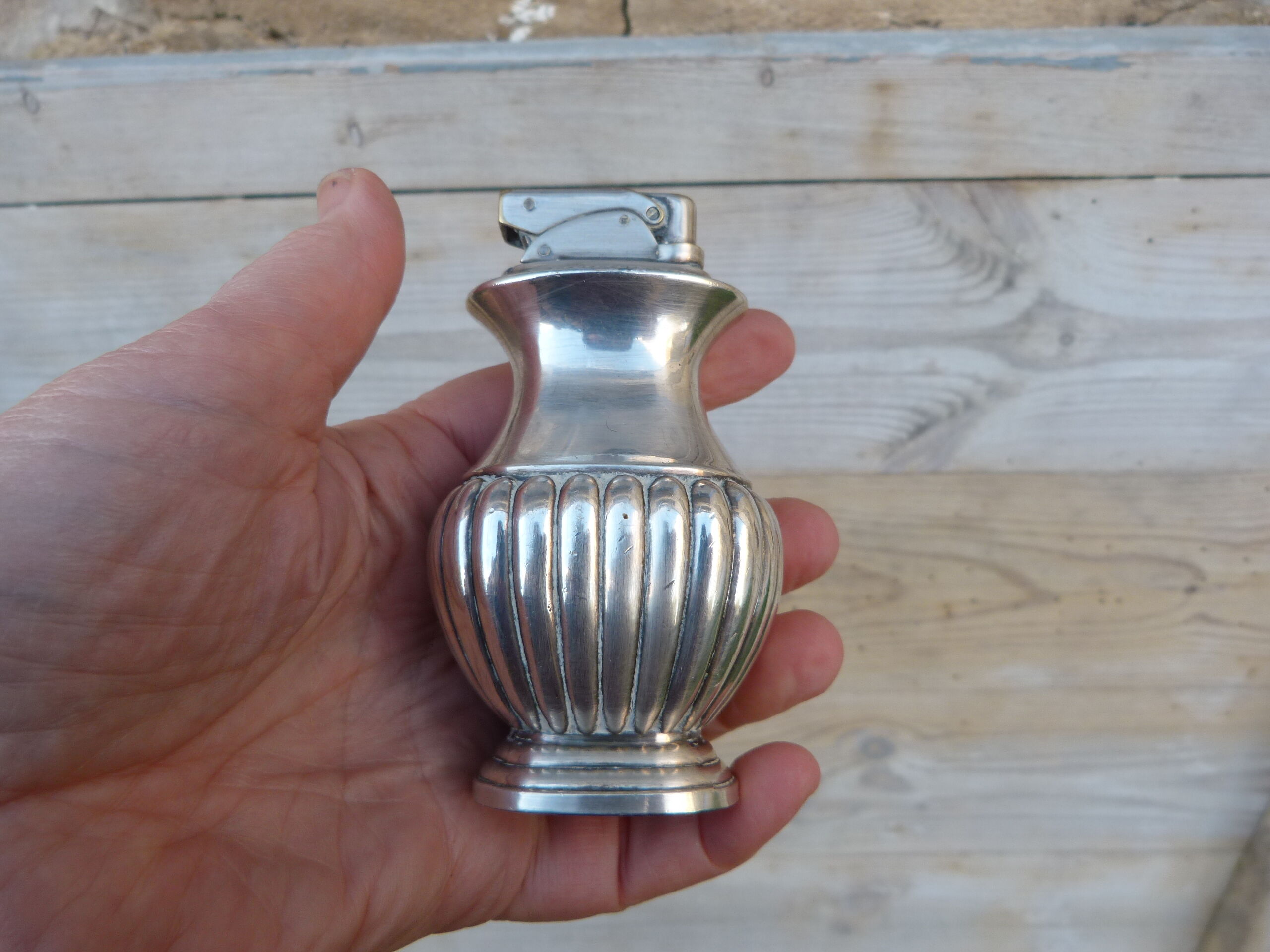 Berney Thada table lighter oil lighter