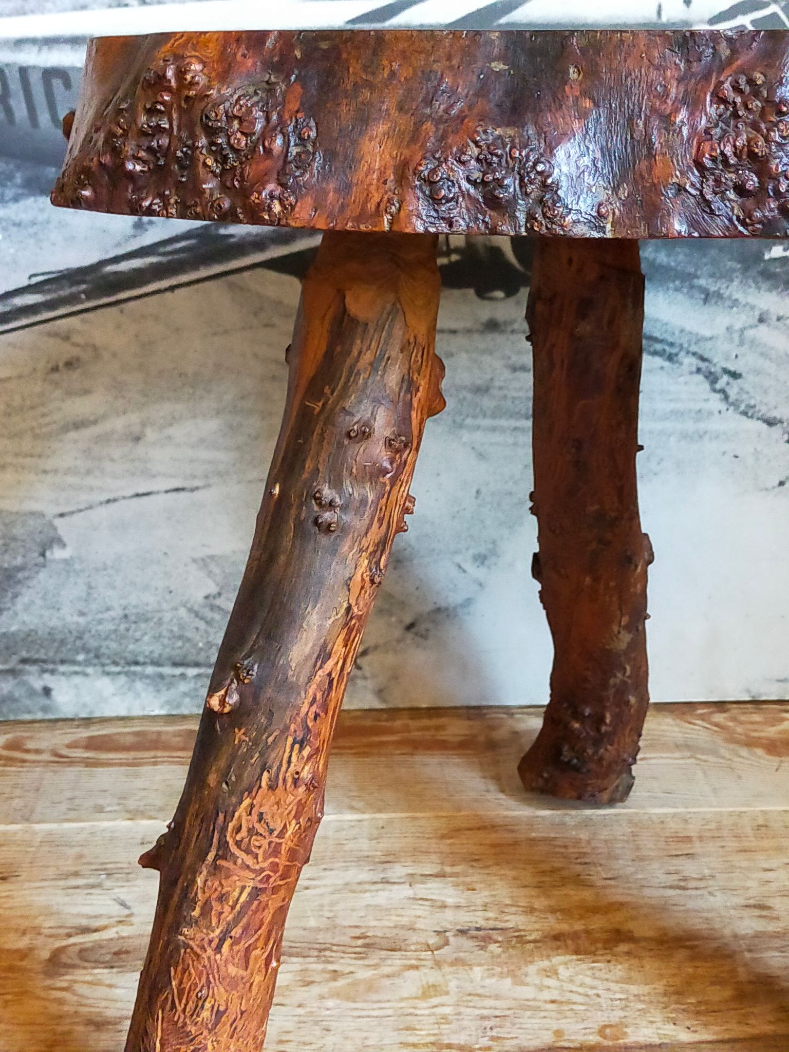Table bout de canapé brutaliste en bois massif