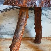 Table bout de canapé brutaliste en bois massif