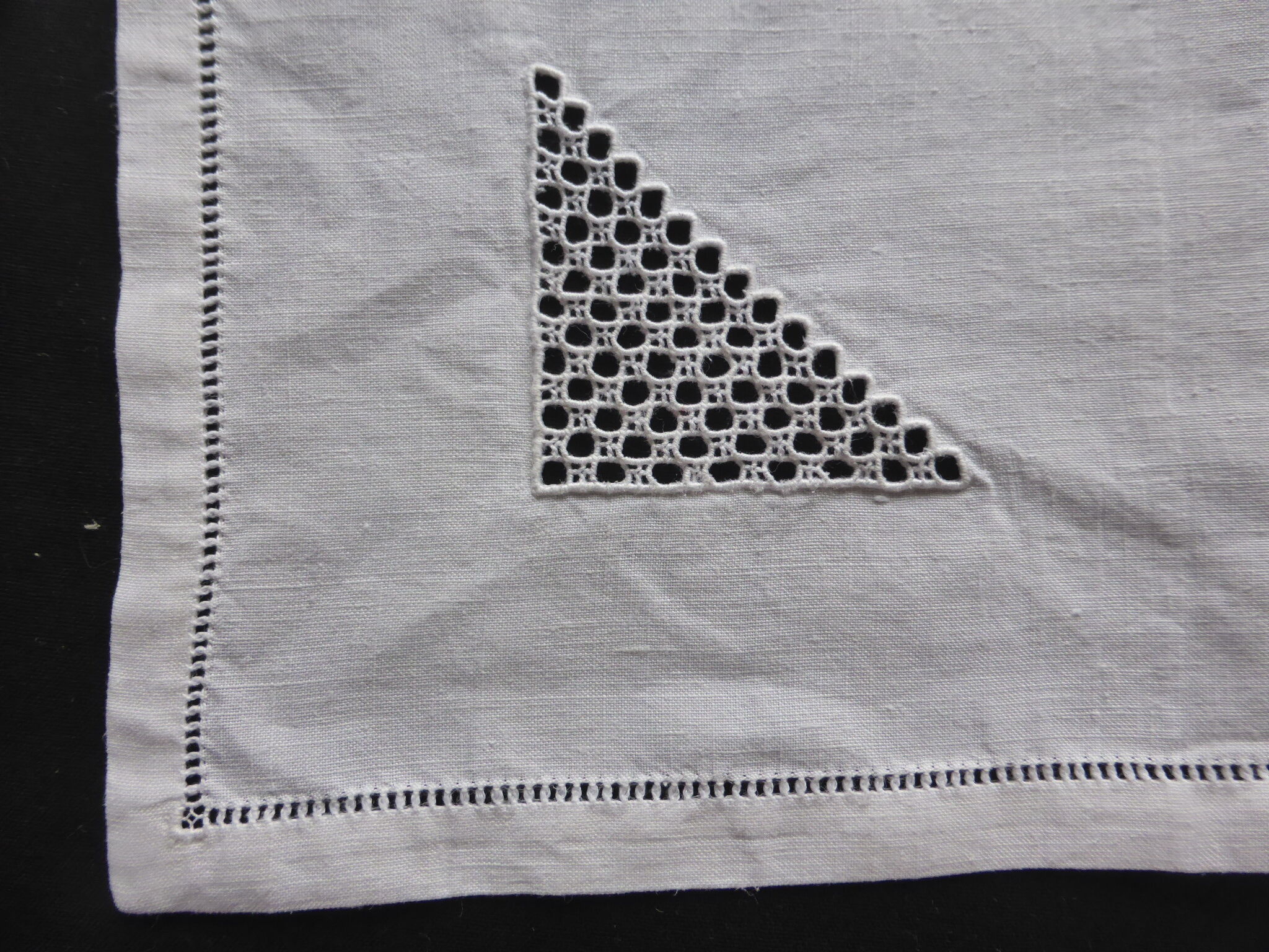 18 antique napkins in white linen with an embroidered geometric decoration